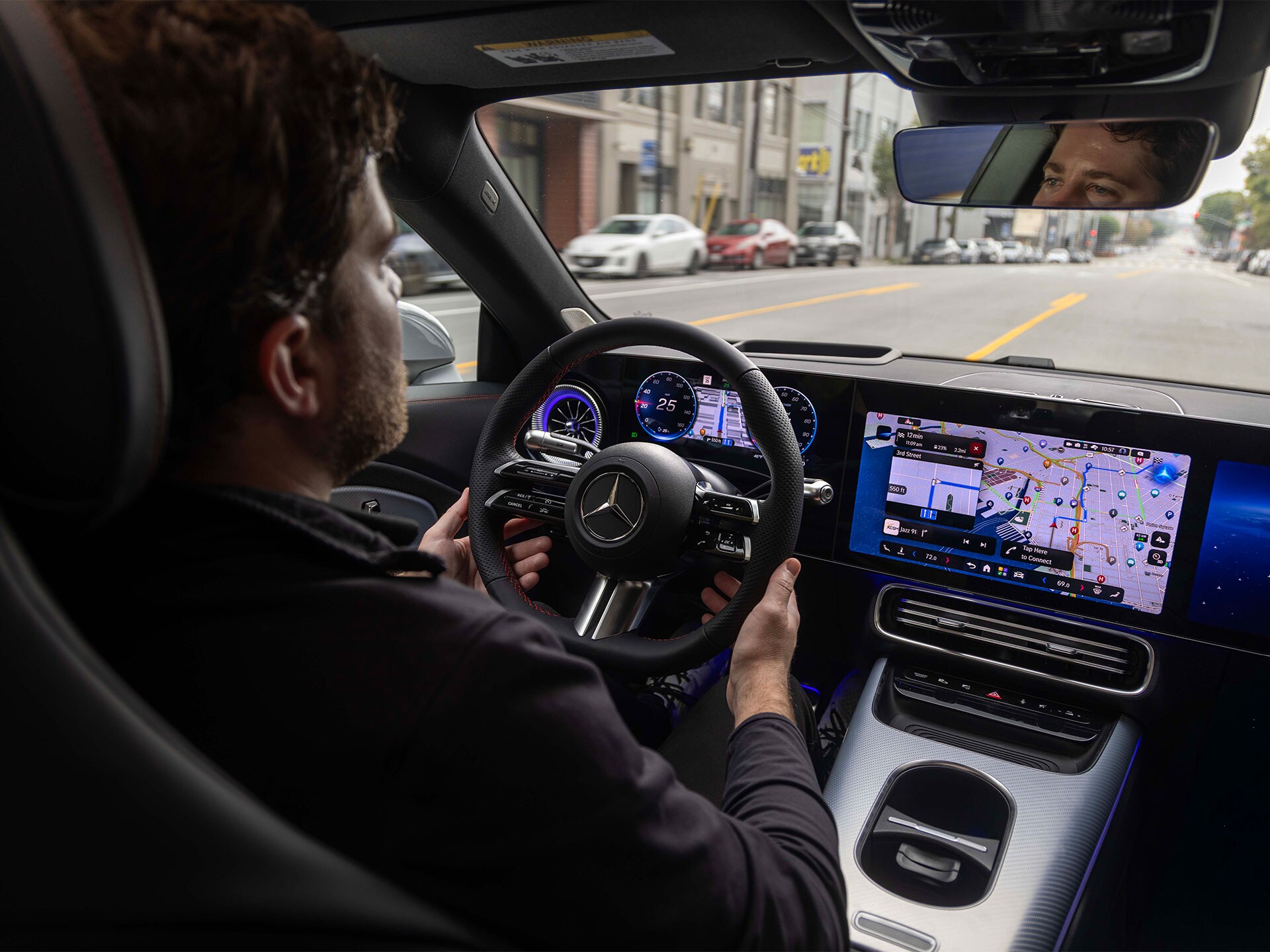 Kokpit vozidla Mercedes-Benz.