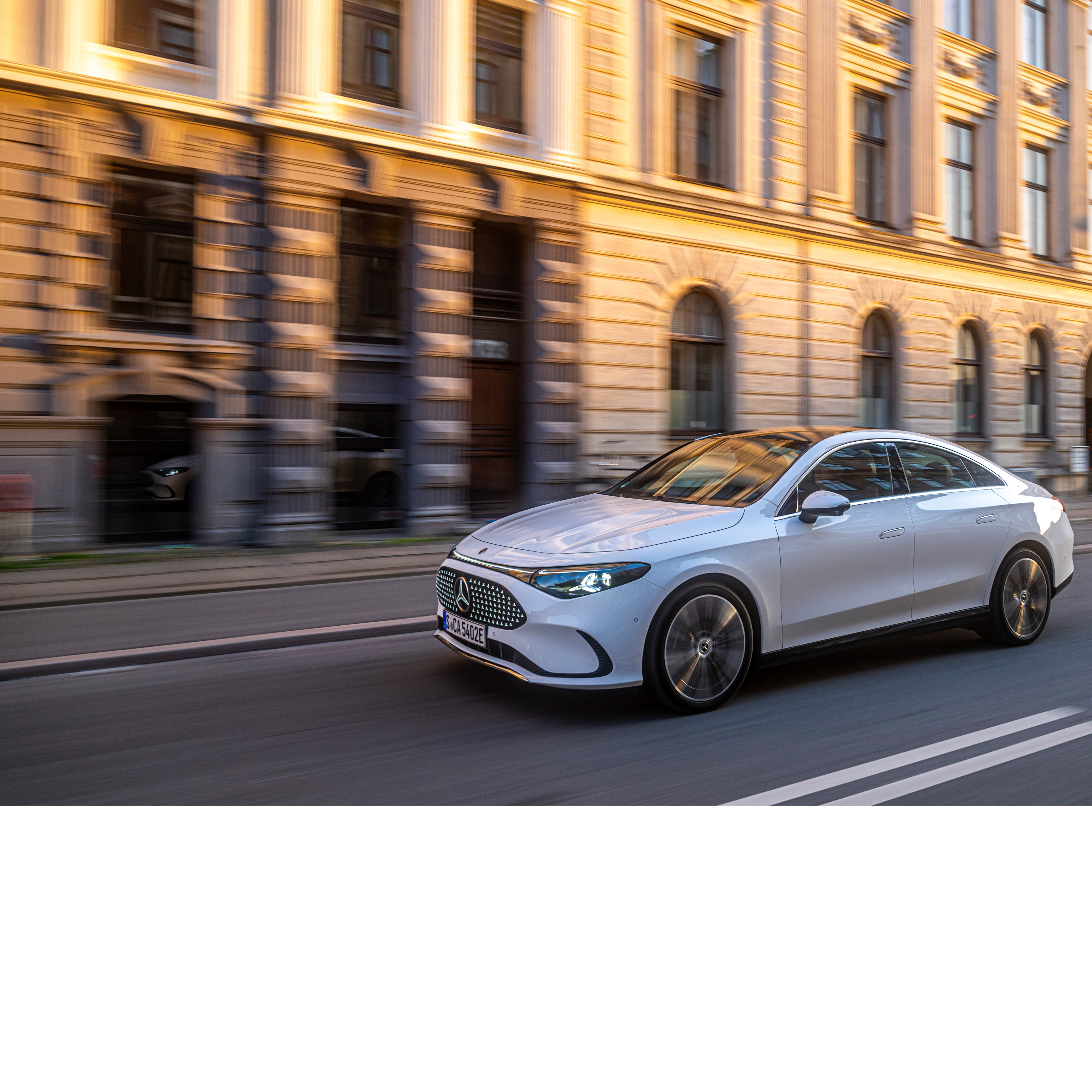 Automatizované jazdenie a asistenčné systémy | Mercedes-Benz Volant a displej vodiča vo vozidle Mercedes-Benz.