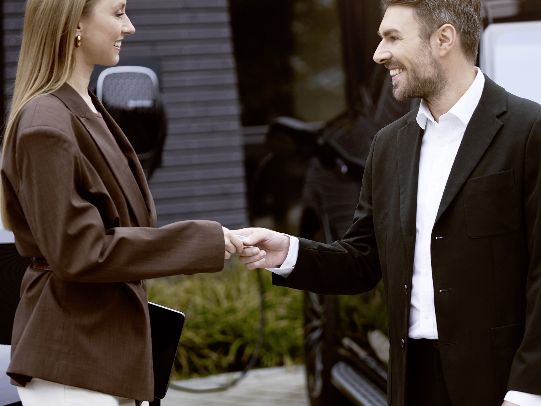 Rôzne modely elektrických osobných motorových vozidiel od značky Mercedes-Benz stojace vedľa seba v&nbsp;skupinách.