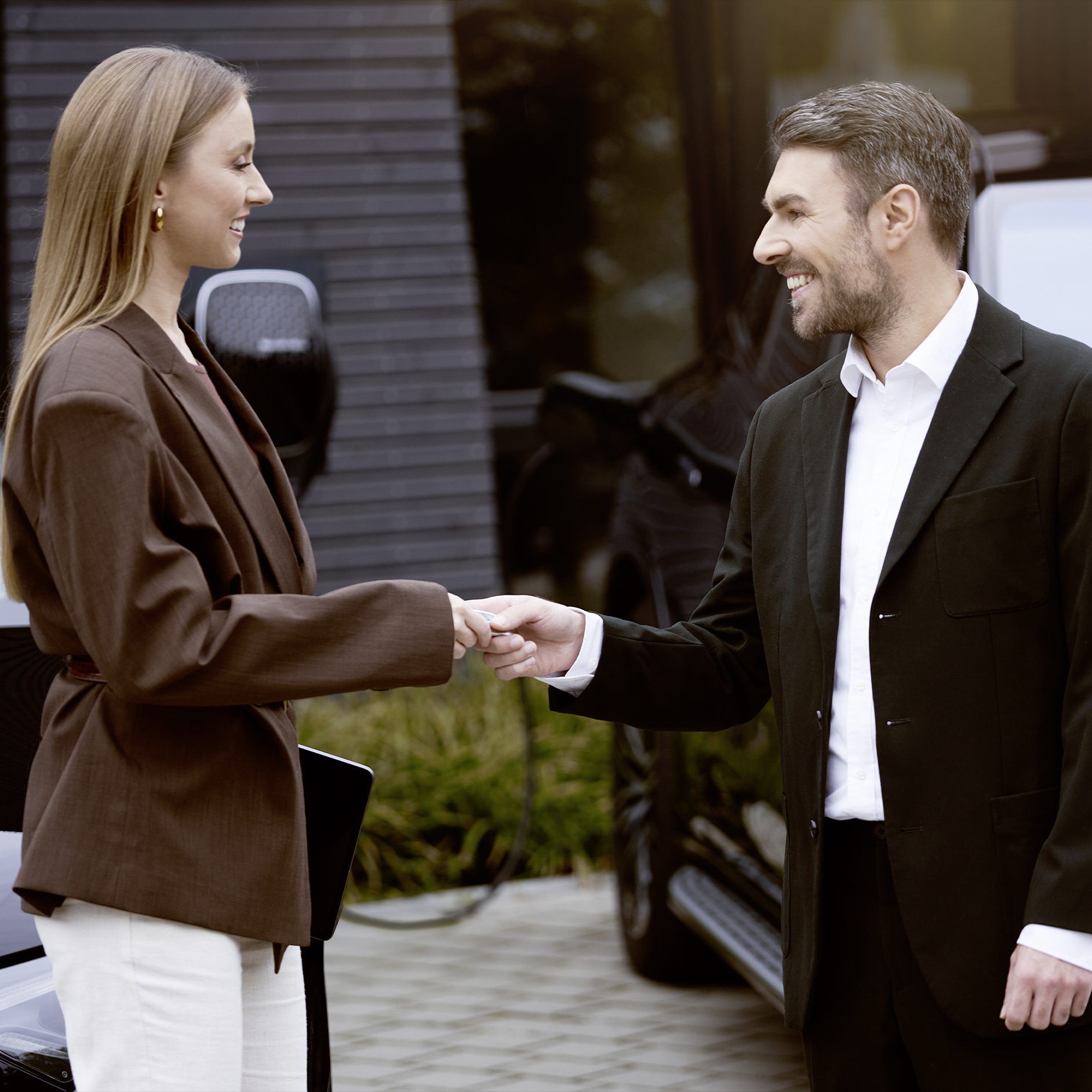 Nabíjanie pre komerčných zákazníkov | Nabíjanie | Mercedes-Benz Rôzne modely elektrických osobných motorových vozidiel od značky Mercedes-Benz stojace vedľa seba v skupinách.