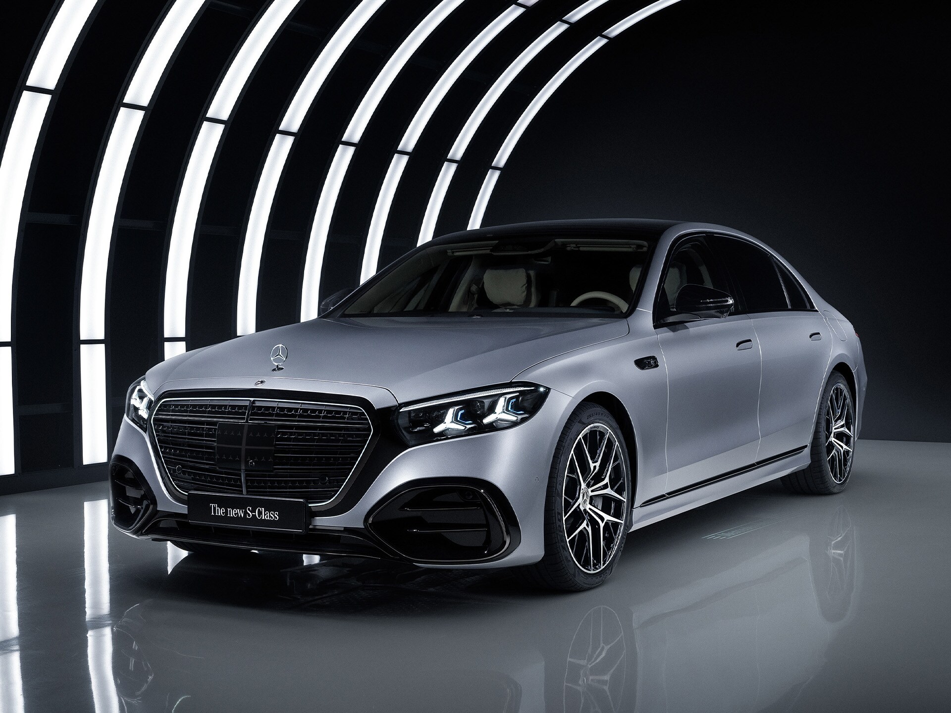 Trieda&nbsp;S od značky Mercedes-Benz v&nbsp;štúdiu s&nbsp;osvetleným oblúkom.