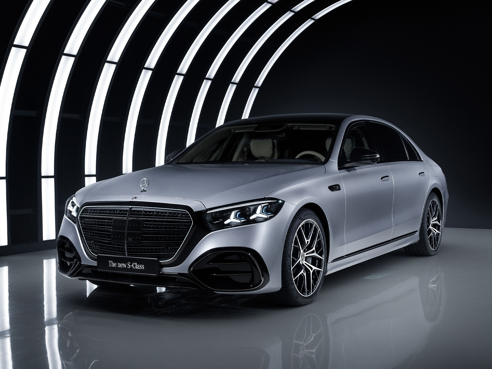 Technológie | Multimediálny systém MBUX | Mercedes-Benz Trieda S od značky Mercedes-Benz v štúdiu s osvetleným oblúkom.