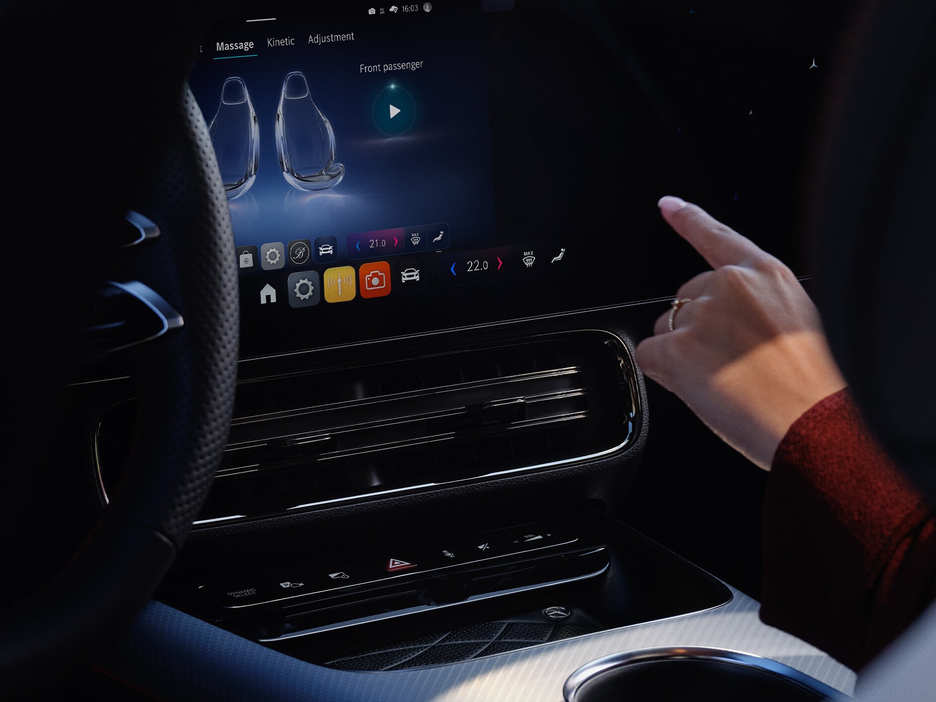 Multimediálny systém MBUX zobrazujúci možnosti personalizácie vo vozidle Mercedes-Benz.