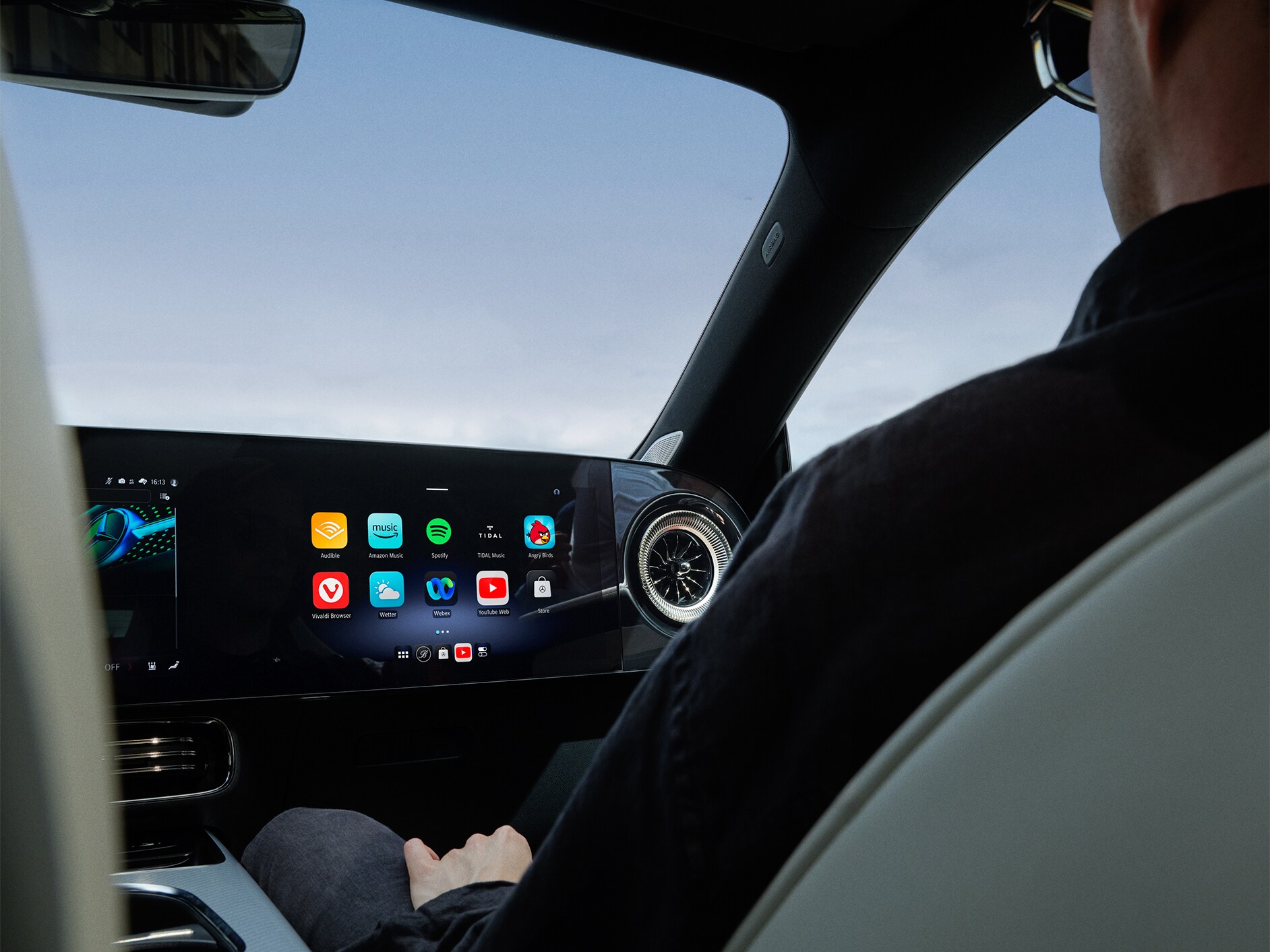 Pohľad do interiéru na kokpit vozidla Mercedes-Benz s&nbsp;multimediálnym systémom MBUX.