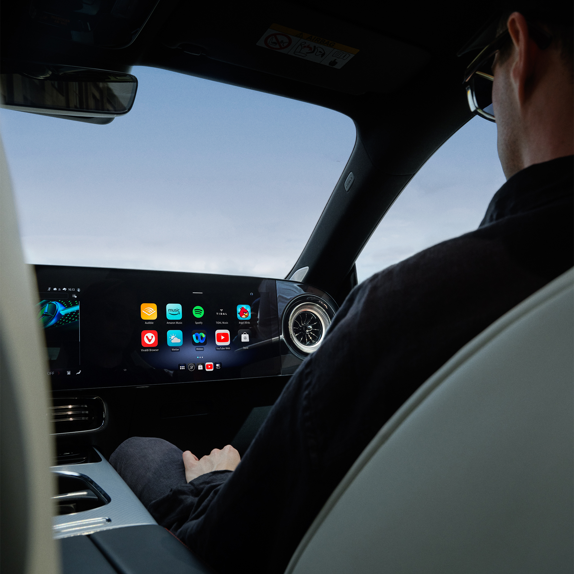 Hlasový asistent | Multimediálny systém MBUX | Mercedes-Benz Pohľad do interiéru na kokpit vozidla Mercedes-Benz s multimediálnym systémom MBUX.