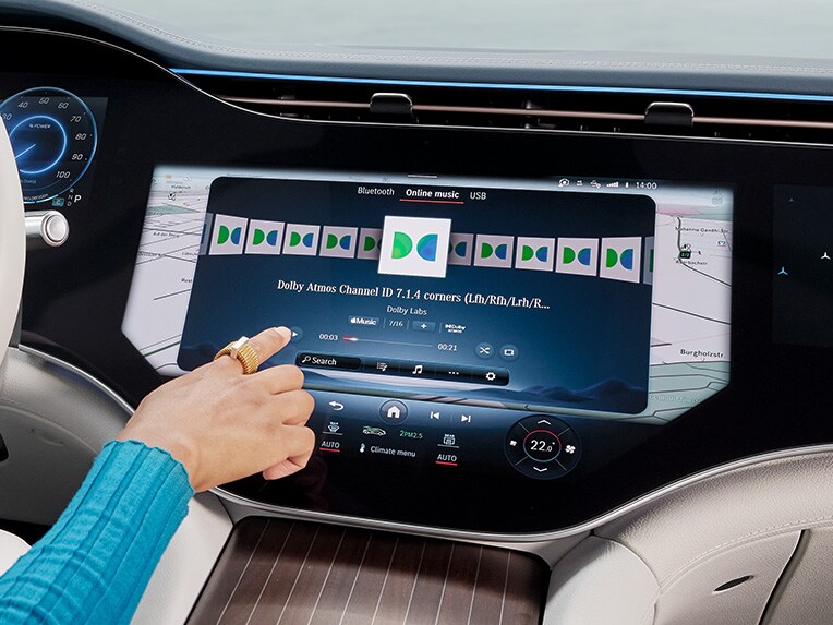 Hyperobrazovka MBUX so zobrazením Dolby Atmos® vo vozidle Mercedes-Benz.