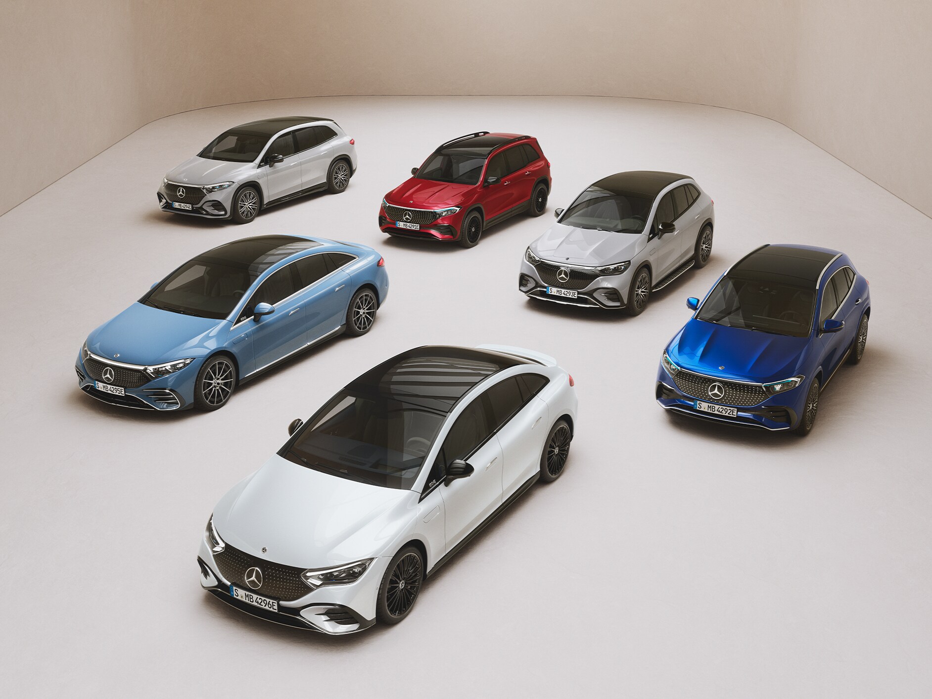 Sedan EQS, sedan EQE a&nbsp;modely EQA, EQB a&nbsp;EQC sú zaparkované na zrkadlovej ploche.