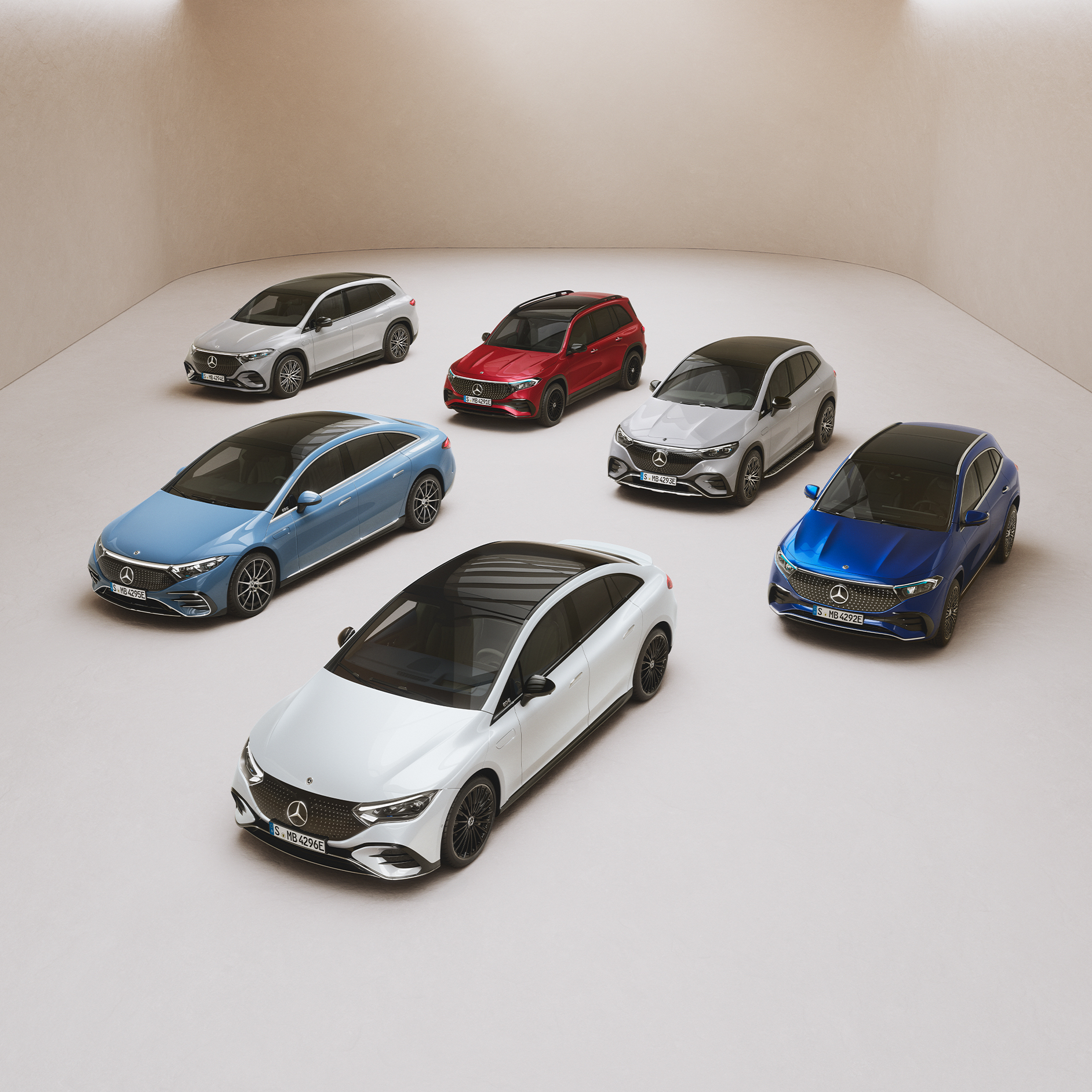 Ponuka modelov EQ od značky Mercedes-Benz Sedan EQS, sedan EQE a modely EQA, EQB a EQC sú zaparkované na zrkadlovej ploche.