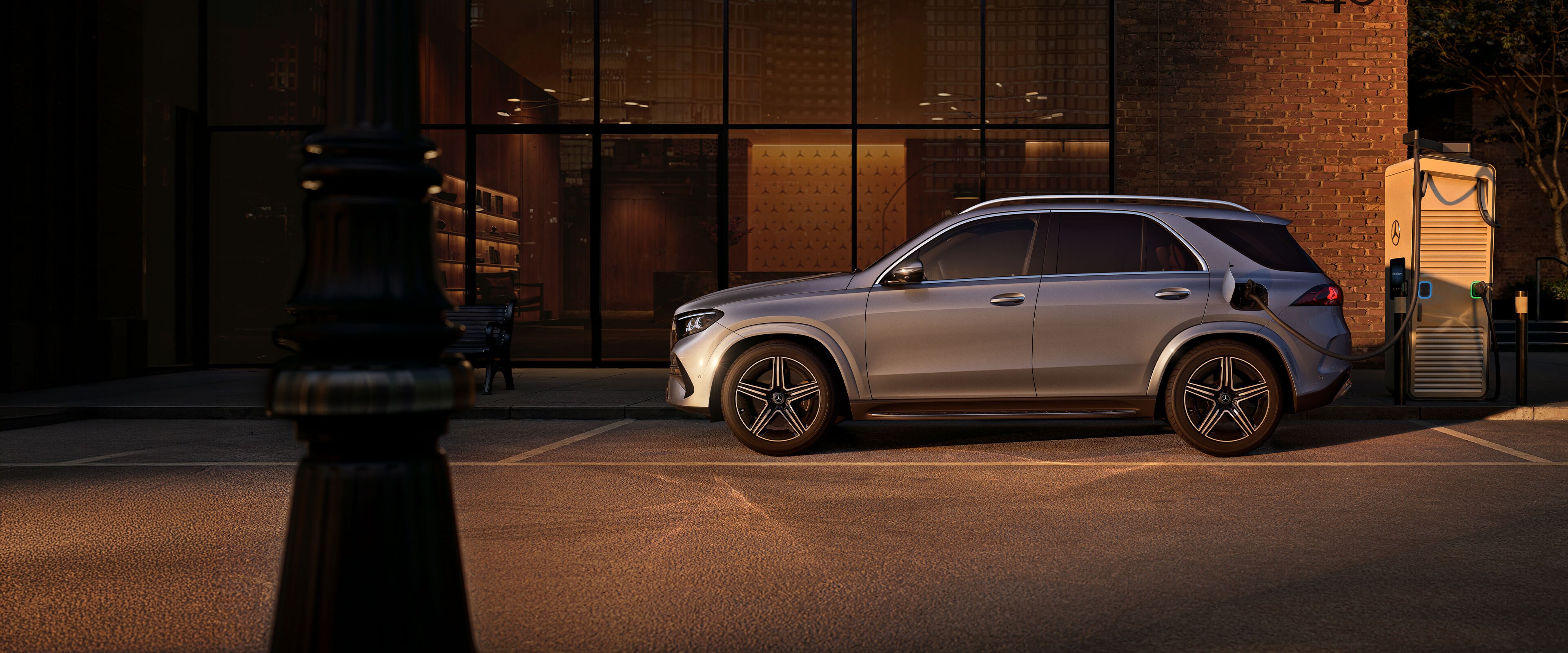 Mercedes-Benz GLE SUV pred veľkým domom pri pohľade z&nbsp;boku.