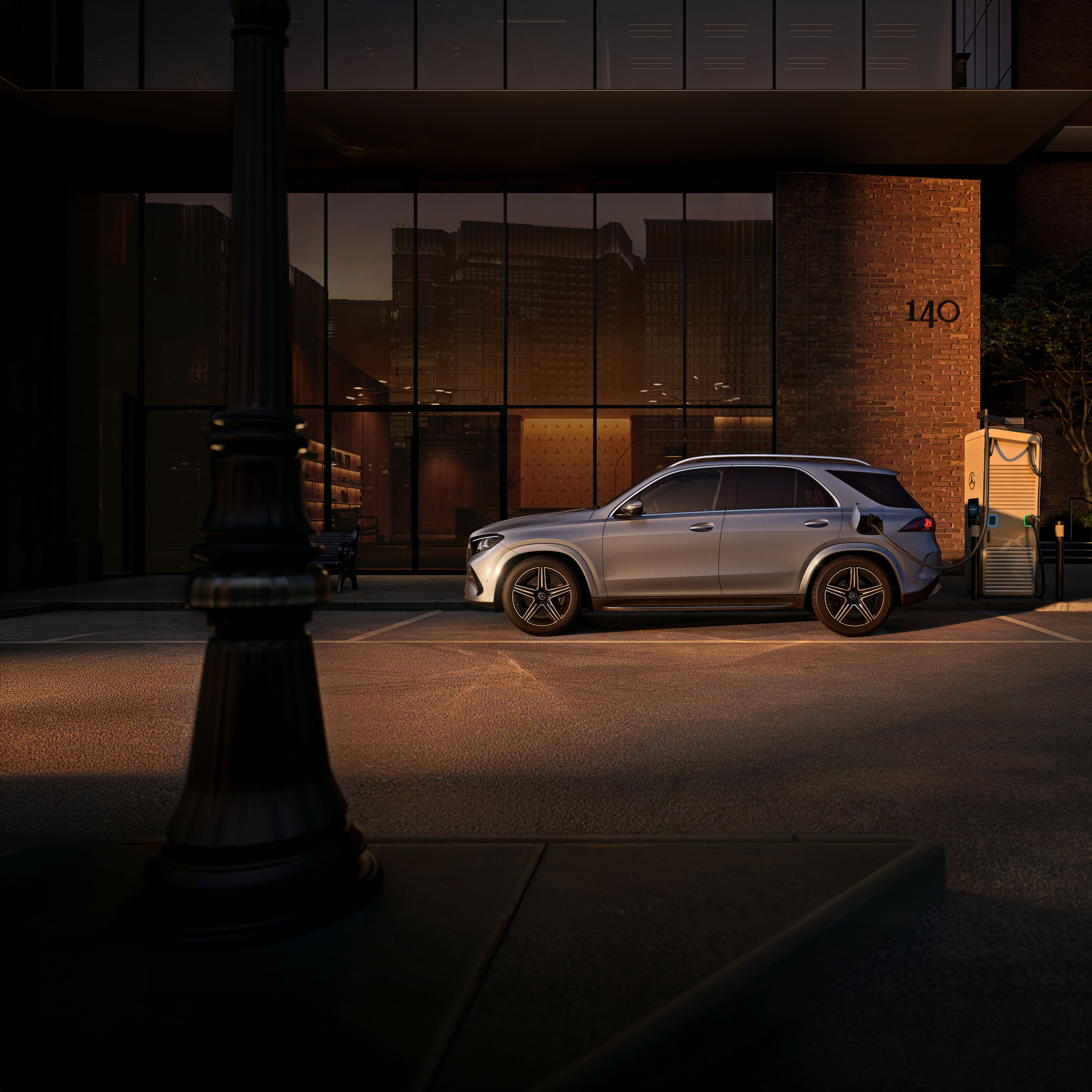 Plug-in hybridné vozidlá | Mercedes-Benz Mercedes-Benz GLE SUV pred veľkým domom pri pohľade z boku.