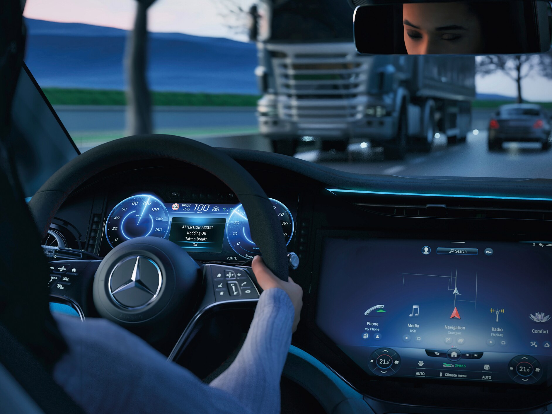 Pohľad do interiéru na kokpit vozidla Mercedes-Benz.