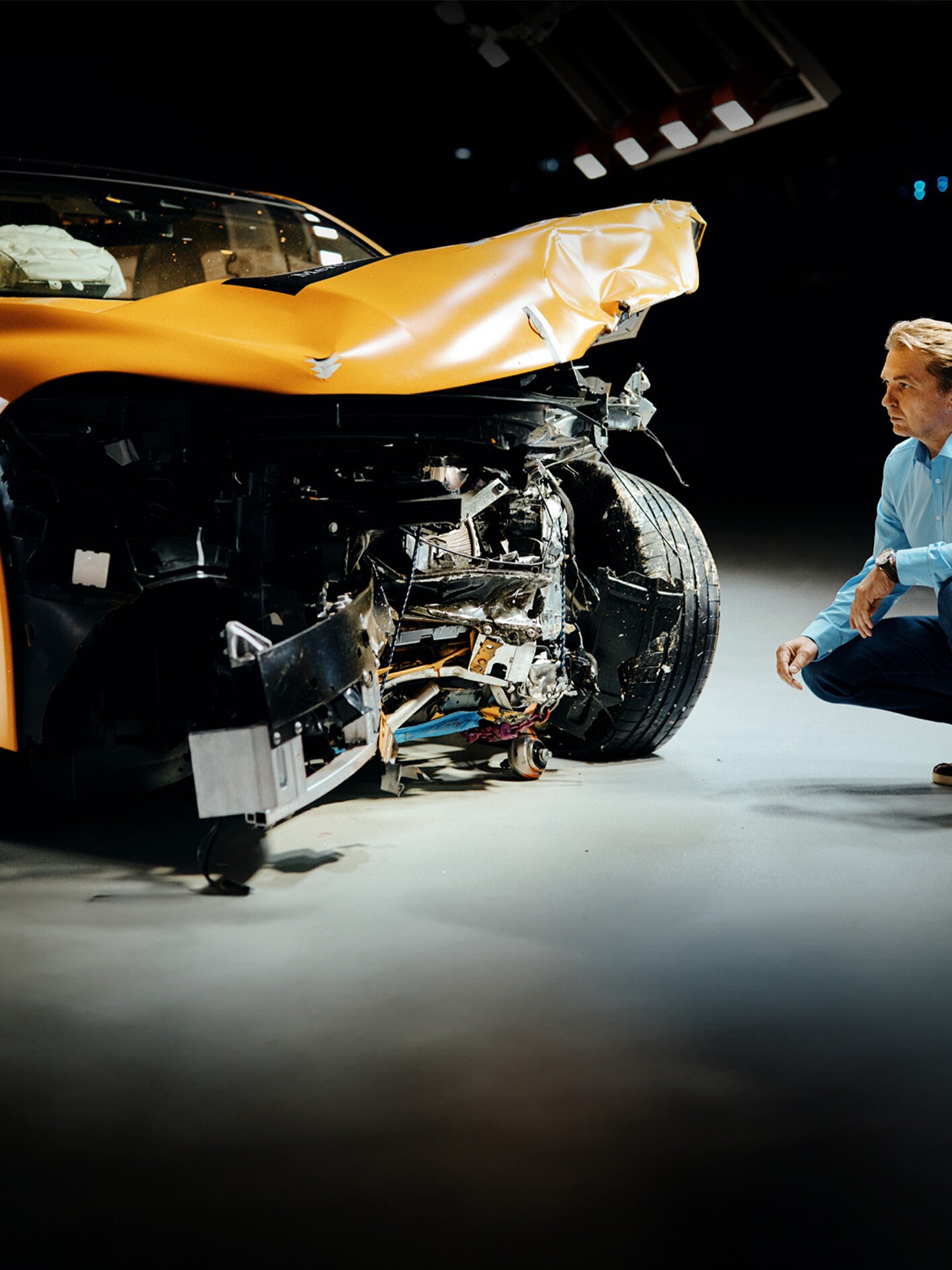 Expert na nárazové testy v&nbsp;kľaku skúma vozidlo Mercedes-Benz po čelnom náraze.