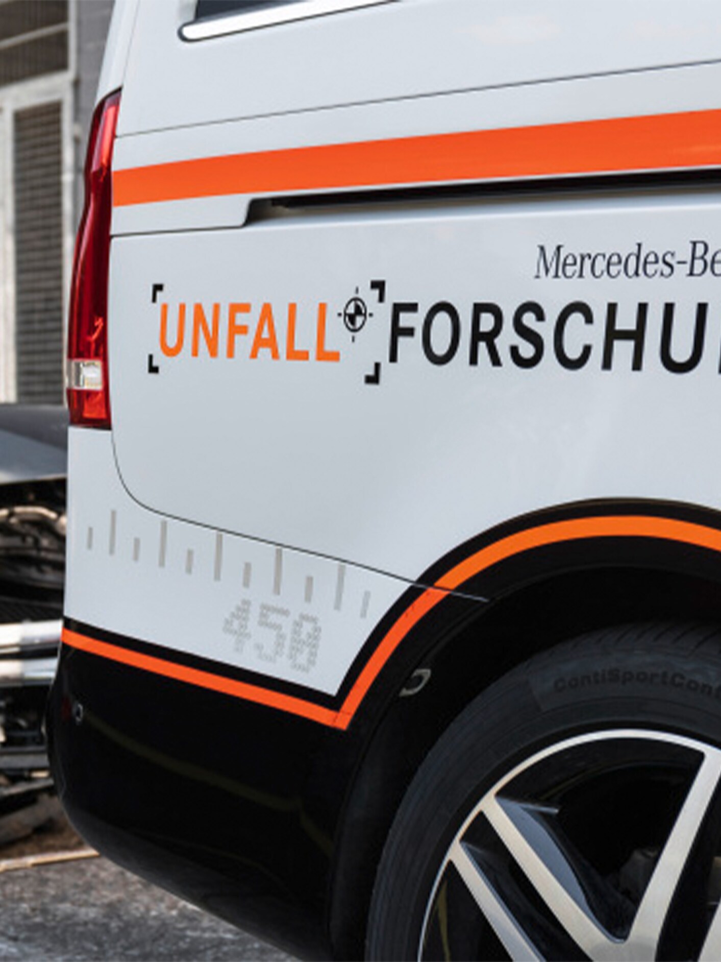 Vozidlo Mercedes-Benz s&nbsp;nápisom Výskum nehôd na bočnej strane.