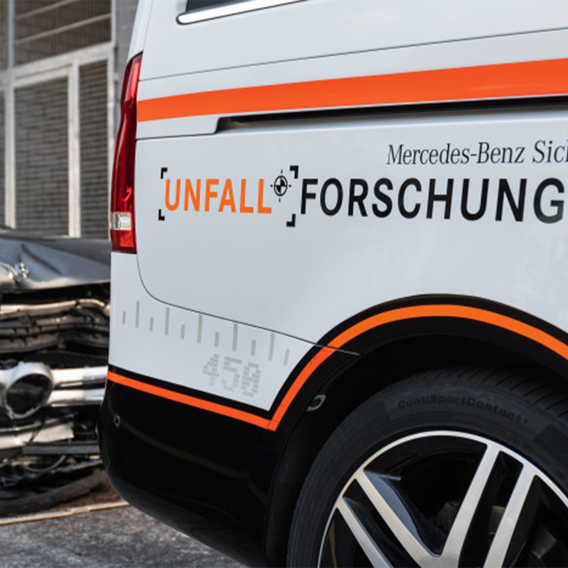 Skúmanie reálnych nehôd | Bezpečnosť | Mercedes-Benz Vozidlo Mercedes-Benz s nápisom Výskum nehôd na bočnej strane.