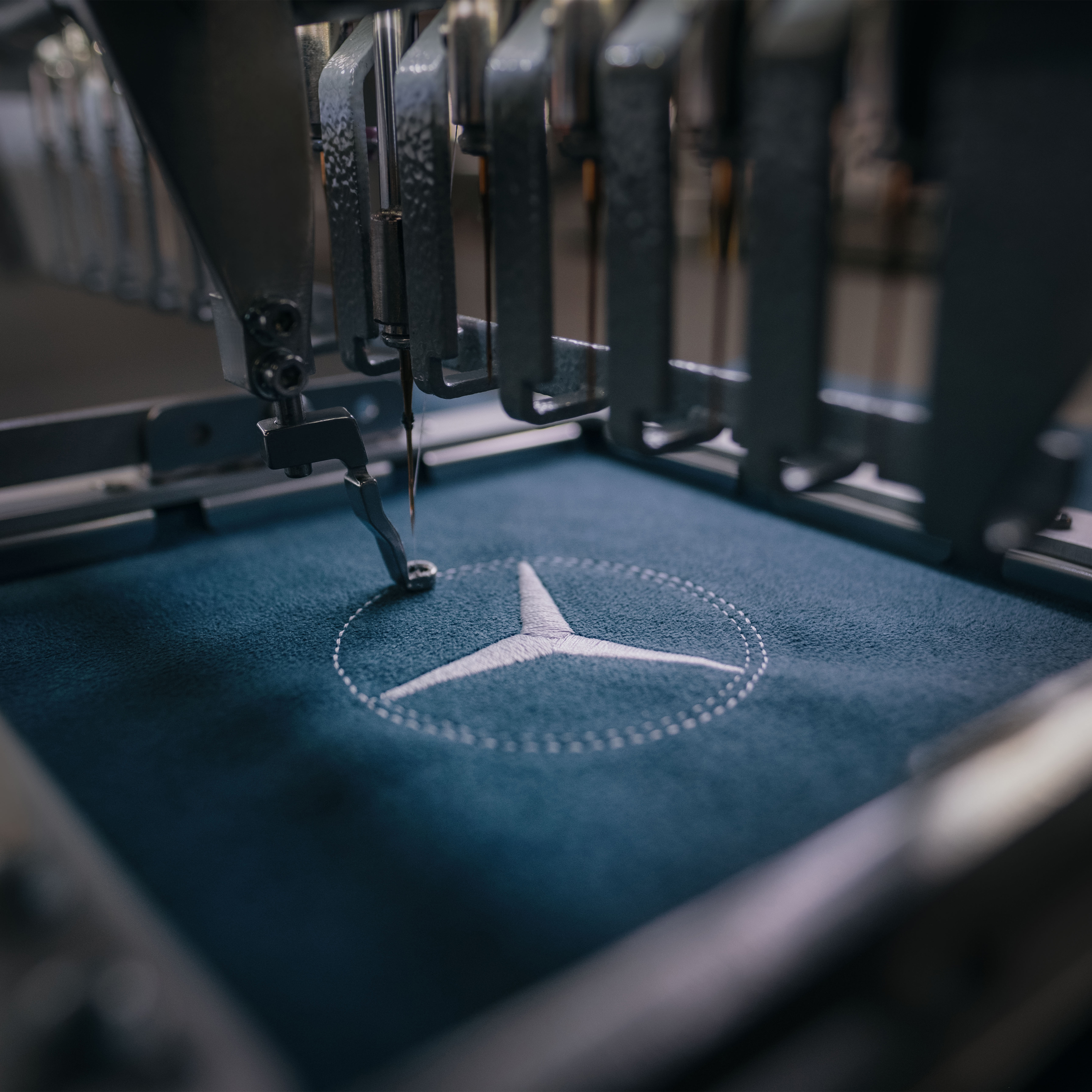 MANUFAKTUR | Mercedes-Benz Logo MANUFAKTUR na vysokokvalitných materiáloch.