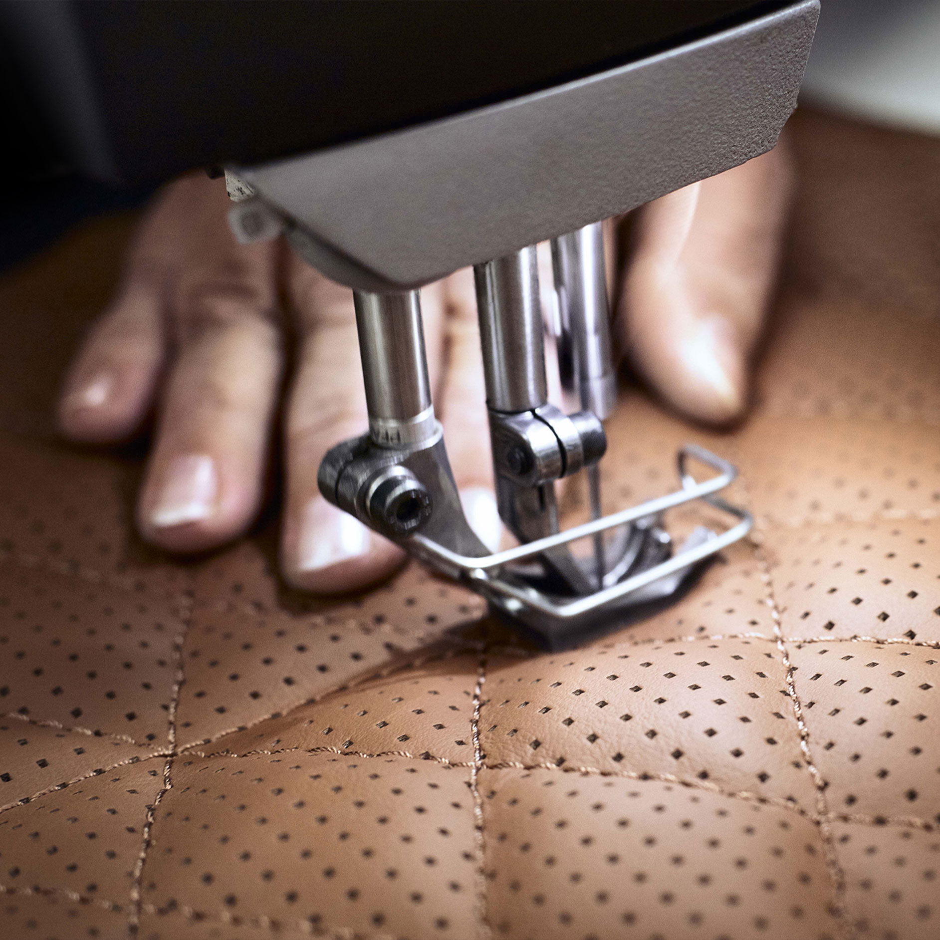 Látka MANUFAKTUR s hviezdou Mercedes-Benz sa spracováva ručne Látka MANUFAKTUR s hviezdou Mercedes-Benz sa spracováva ručne.