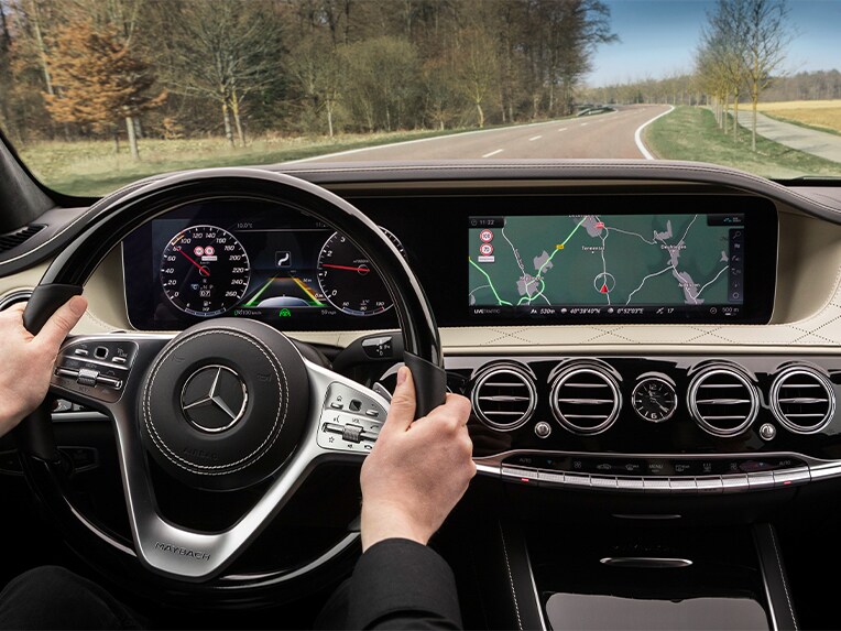 Inteligentné jazdenie Mercedes-Benz v Triede S (konštrukčný rad 222) z pohľadu vodiča.