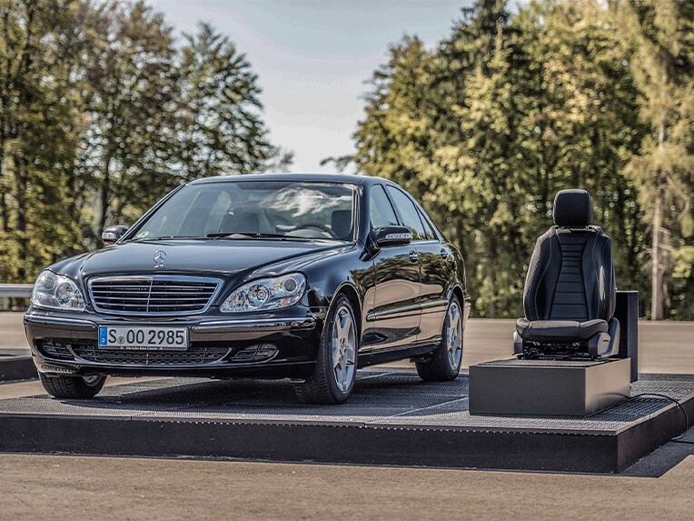 Statická ukážka preventívnej ochrany cestujúcich PRE-SAFE® v Triede S od značky Mercedes-Benz (konštrukčný rad 220).