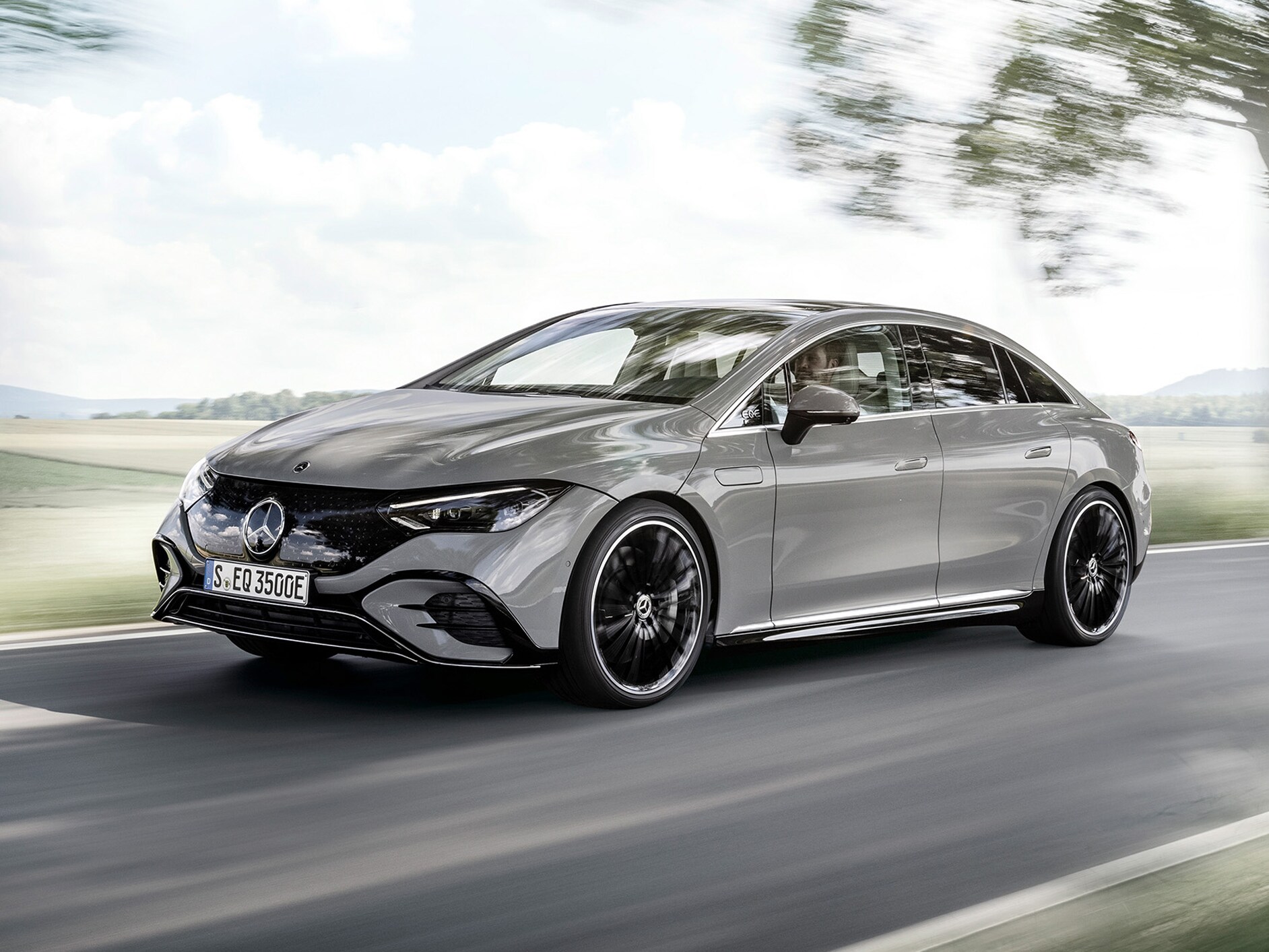 Sedan Mercedes-Benz EQS pri pohľade spredu.