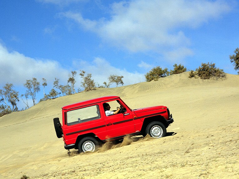 Model G od značky Mercedes-Benz v púšti.