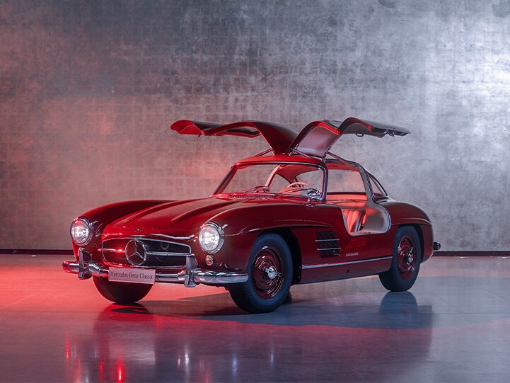 Mercedes-Benz 300 SL kupé (W 198) v stredne červenej farbe (DB 516).