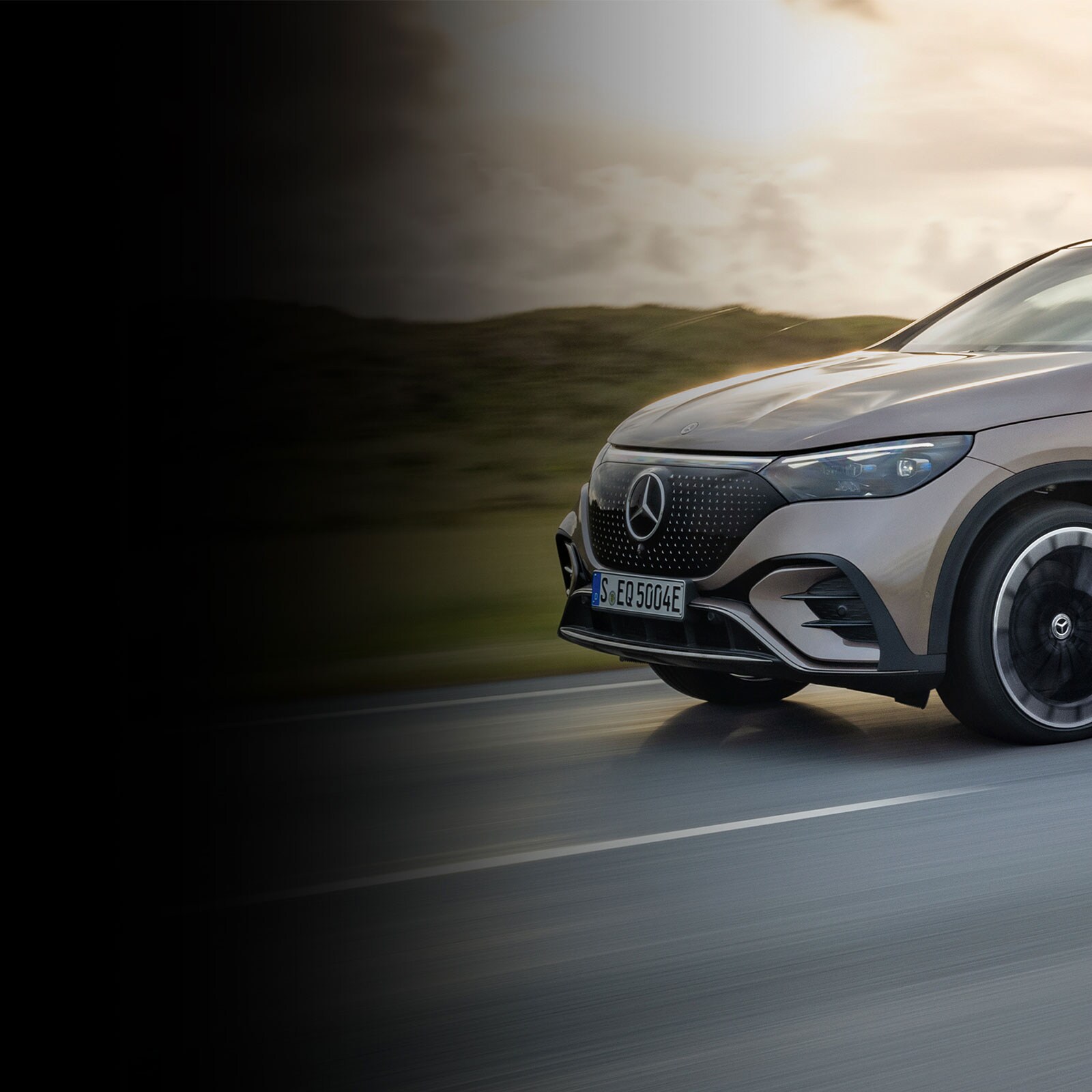 Mercedes-Benz EQE 350+ pri pohľade zboku.