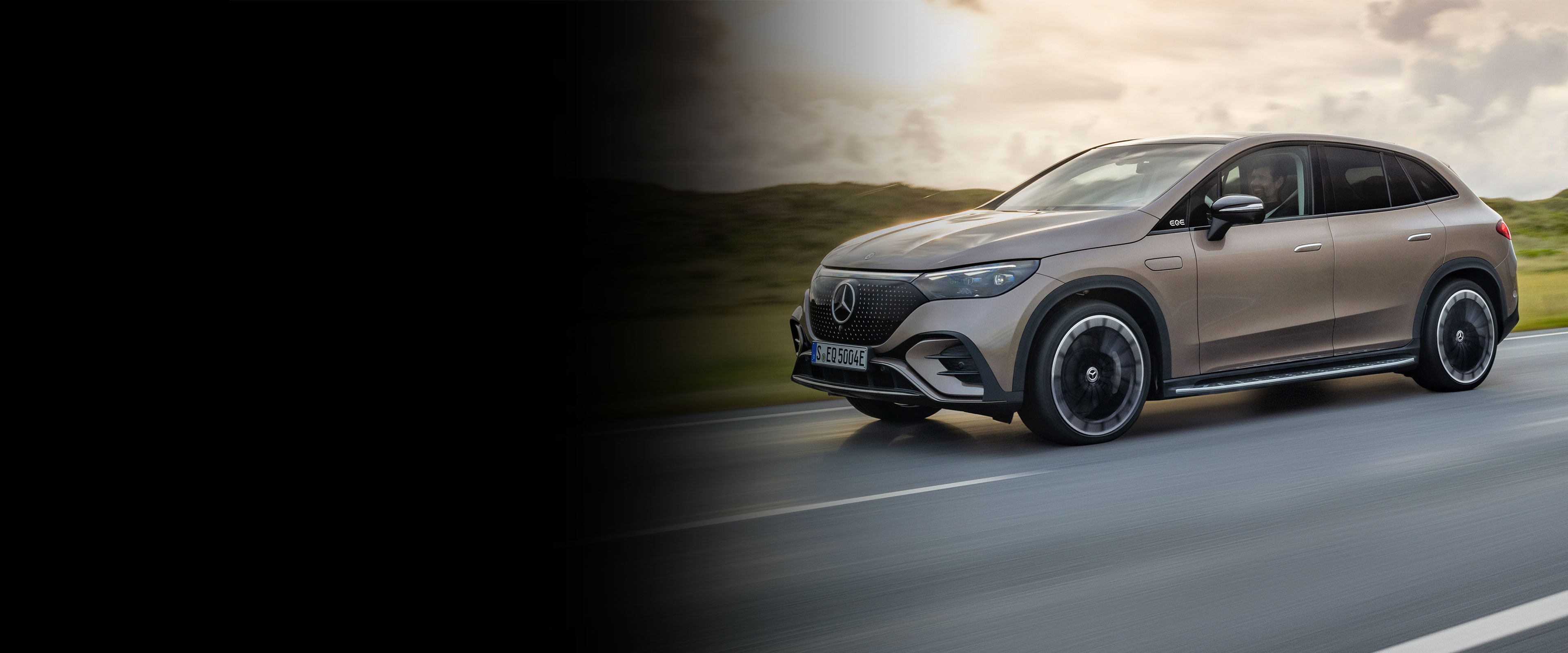 EQE 350+ | Trvalá udržateľnosť | Mercedes-Benz Mercedes-Benz EQE 350+ pri pohľade zboku.