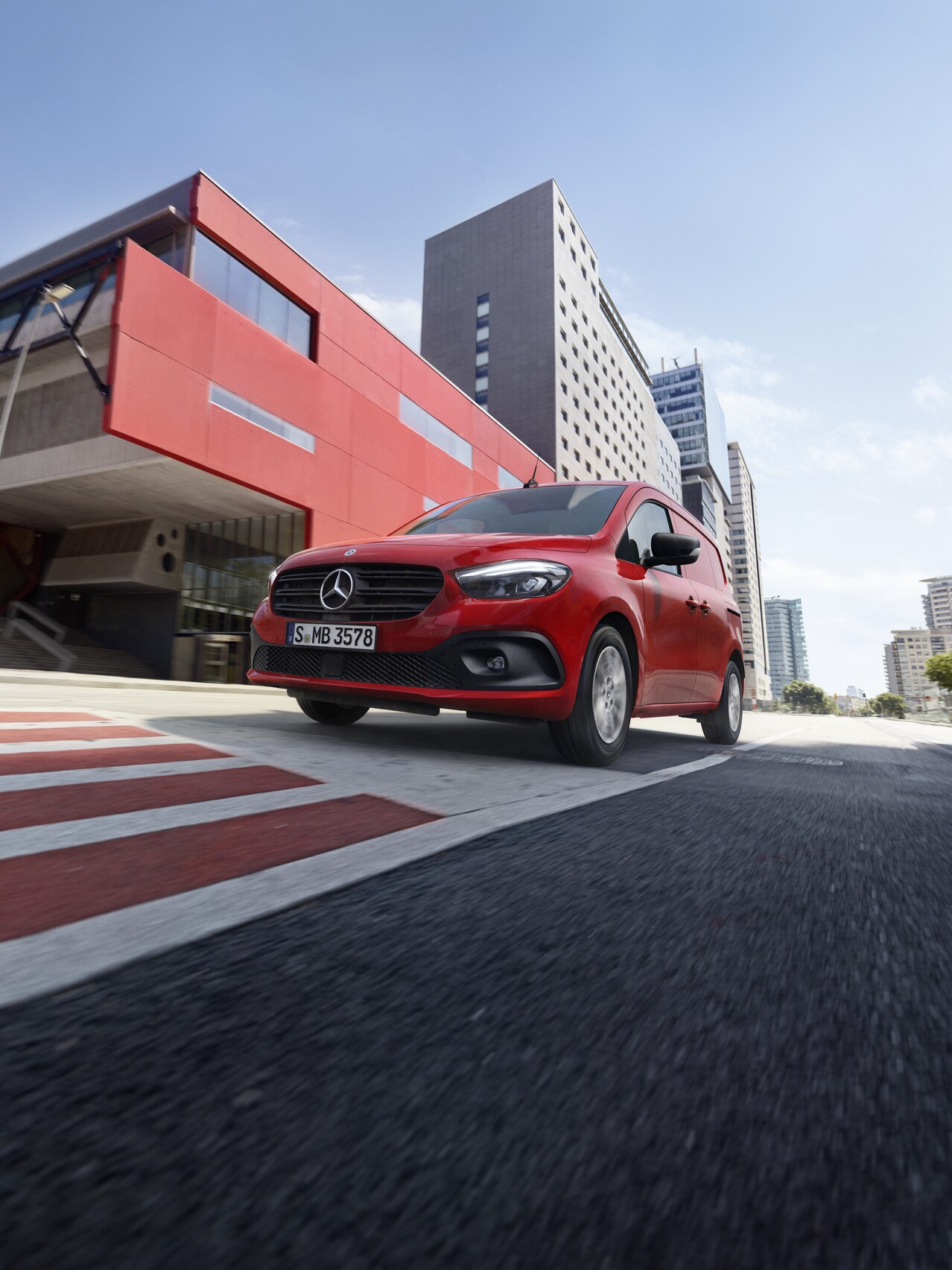 Skriňové vozidlo Mercedes-Benz Citan idúce po ceste.