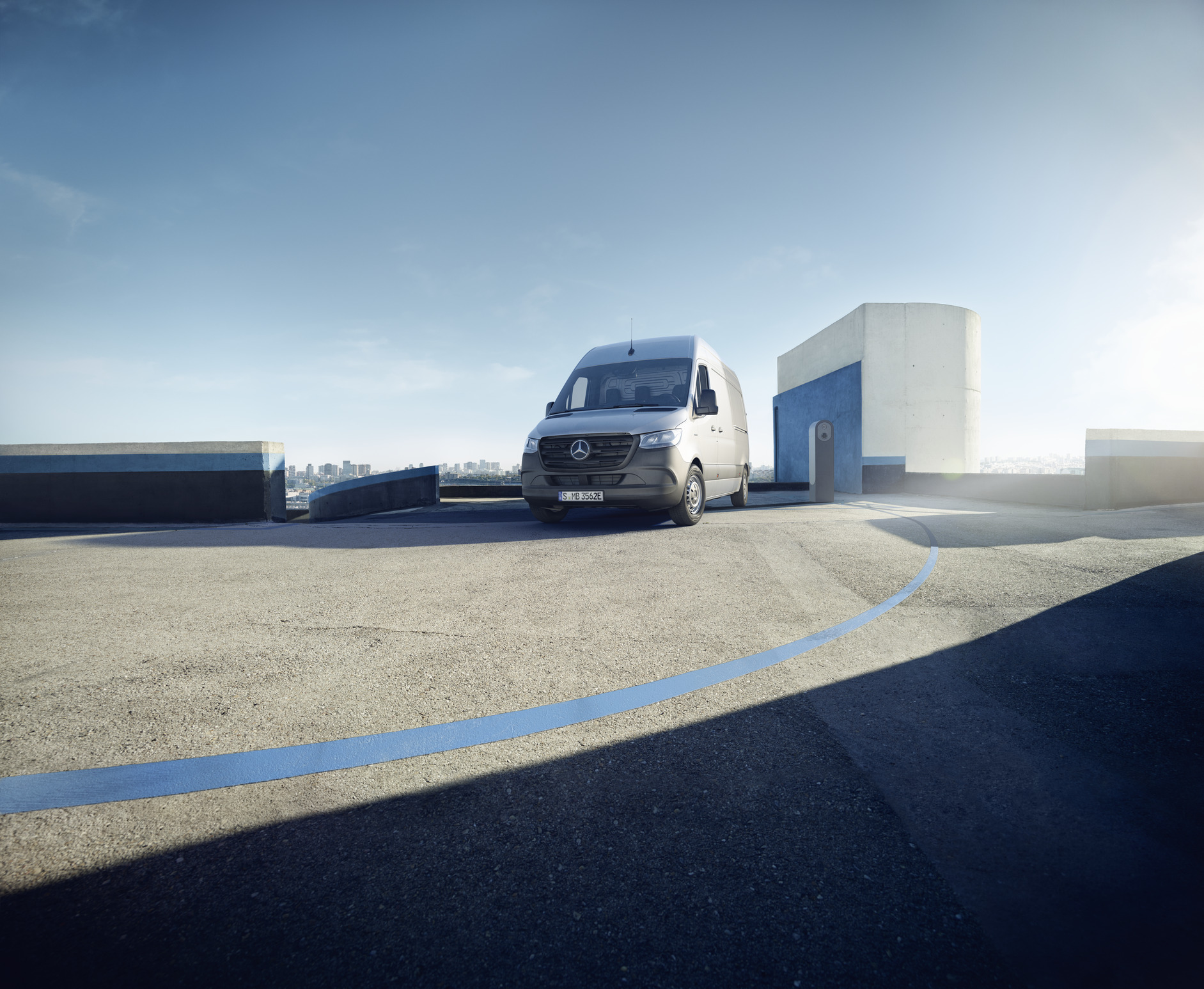 eSprinter a Sprinter | Mercedes-Benz Skriňové vozidlo Mercedes-Benz eSprinter stojí na streche parkovacieho domu.