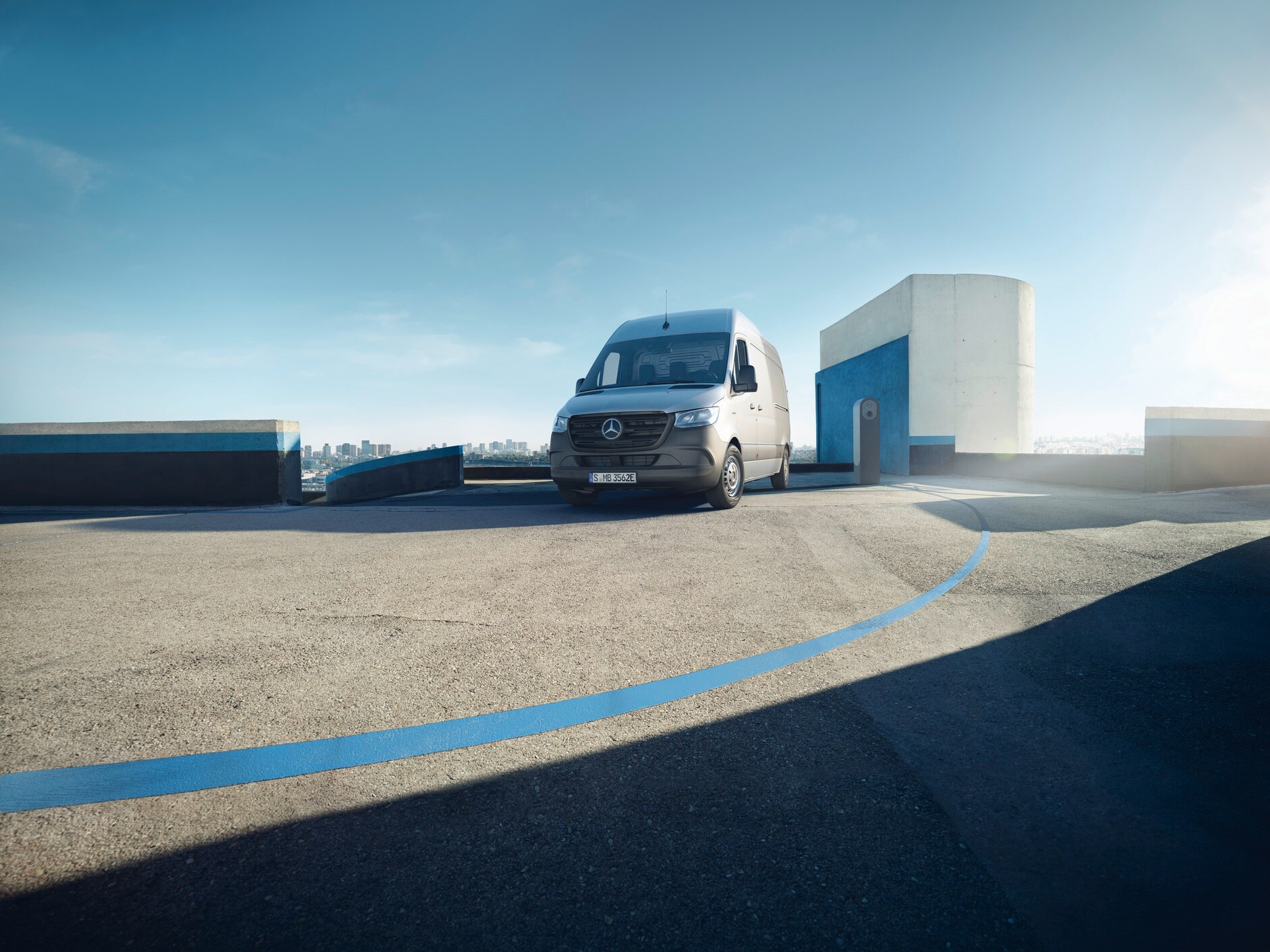 Skriňové vozidlo Mercedes-Benz eSprinter stojí na streche parkovacieho domu.