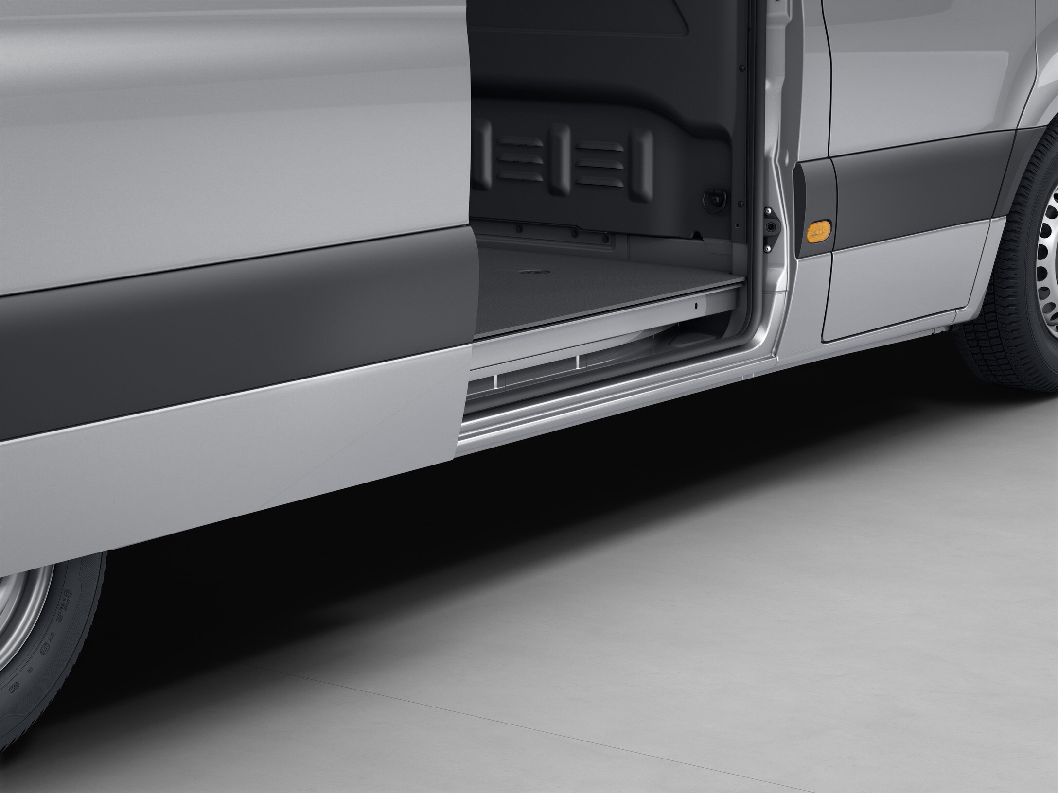 Svietidlá s LED osvetľujú oblasť otvorených bočných dverí transportéra Sprinter.