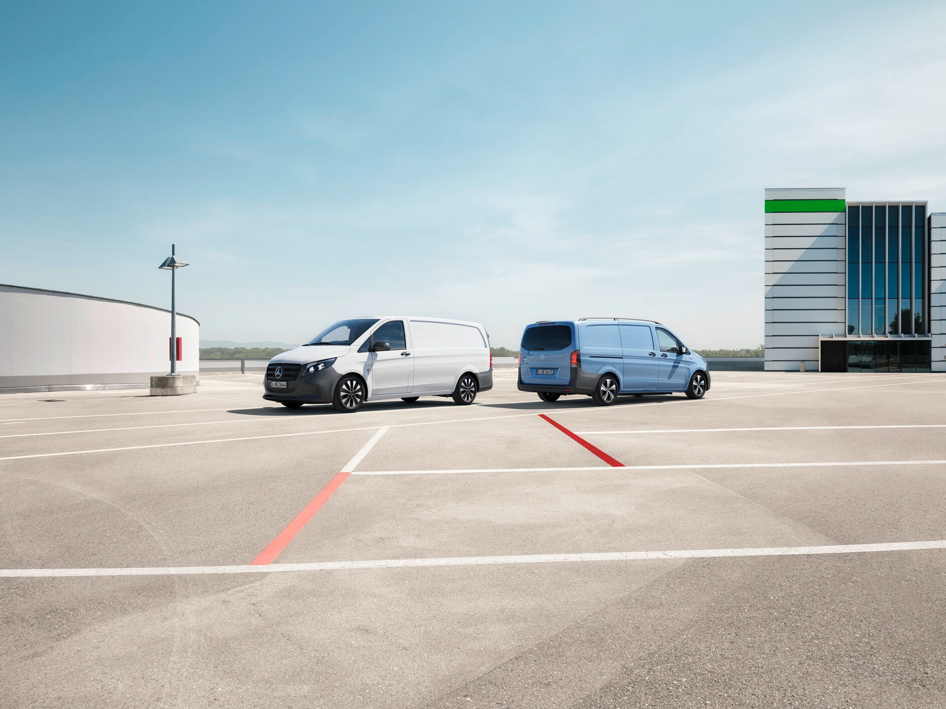 Skriňové vozidlá Mercedes-Benz Vito a&nbsp;eVito stoja na streche parkovacieho domu.