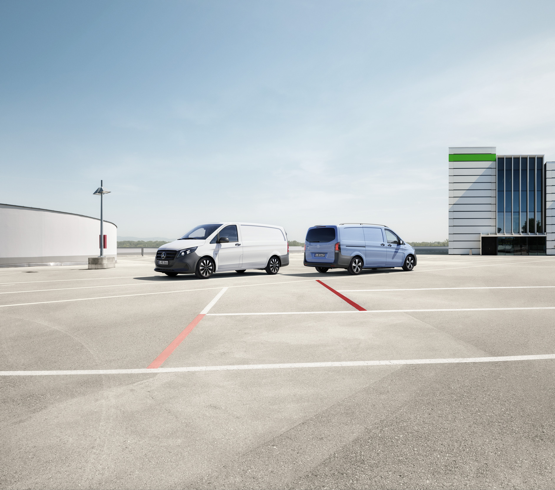 eVito a Vito | Mercedes-Benz Skriňové vozidlá Mercedes-Benz Vito a eVito stoja na streche parkovacieho domu.