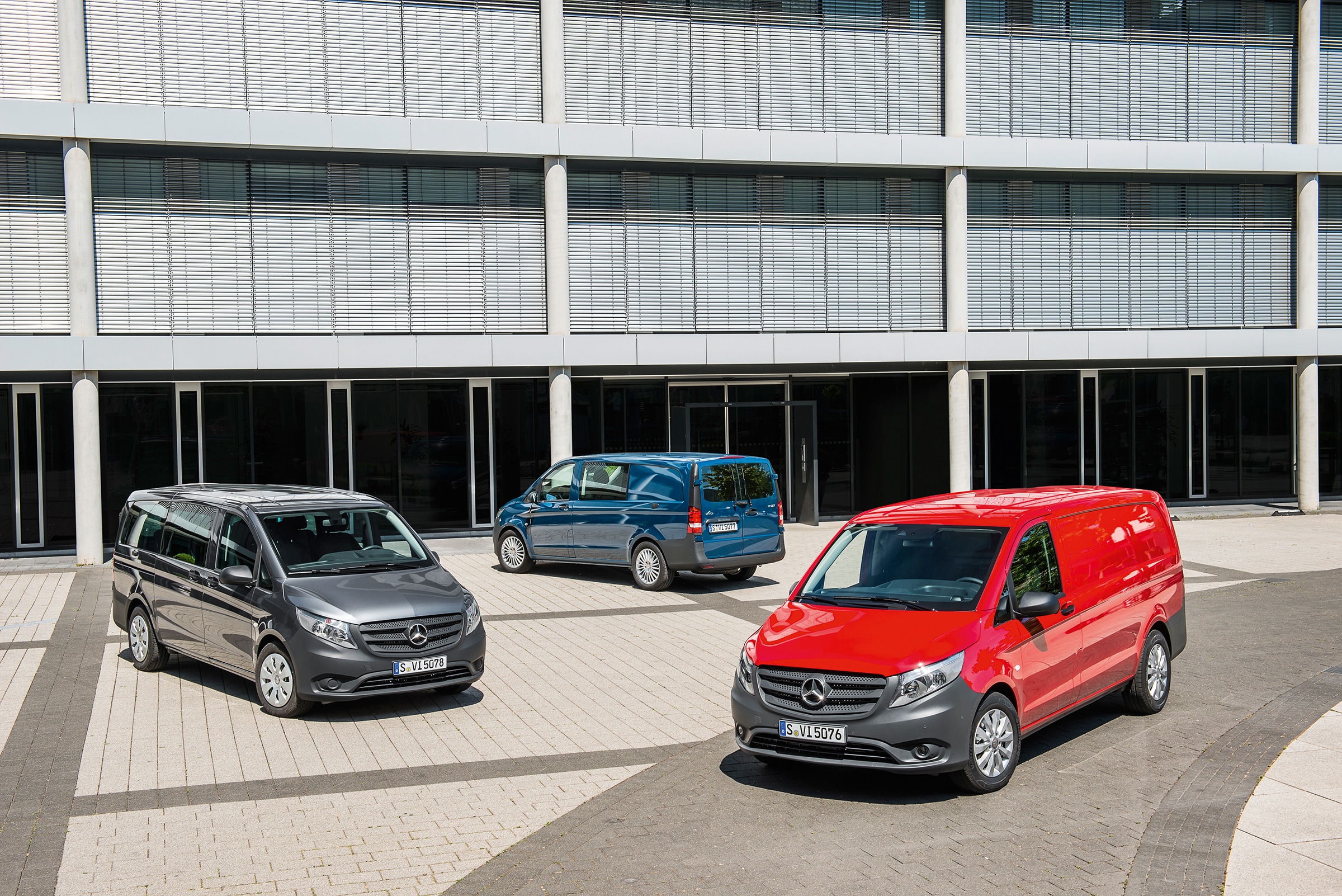 Tretia generácia vozidiel Mercedes-Benz Vito | História úžitkových vozidiel | Mercedes-Benz Niekoľko vozidiel Mercedes-Benz Vito zaparkovaných pred modernou administratívnou budovou
