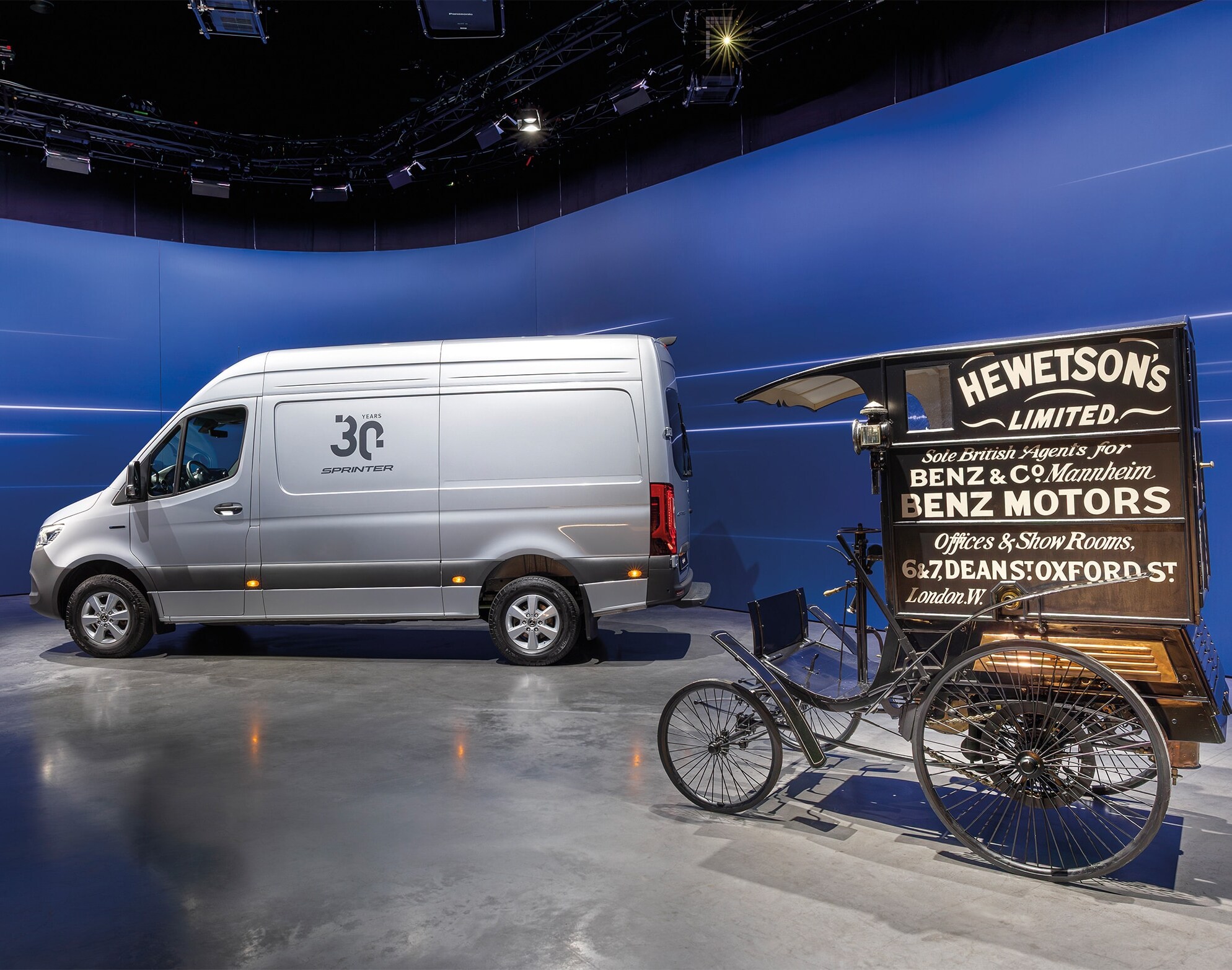 Úžitkové vozidlo Mercedes-Benz Sprinter a&nbsp;historické dodacie vozidlo Benz vystavené v&nbsp;modernej prezentačnej miestnosti