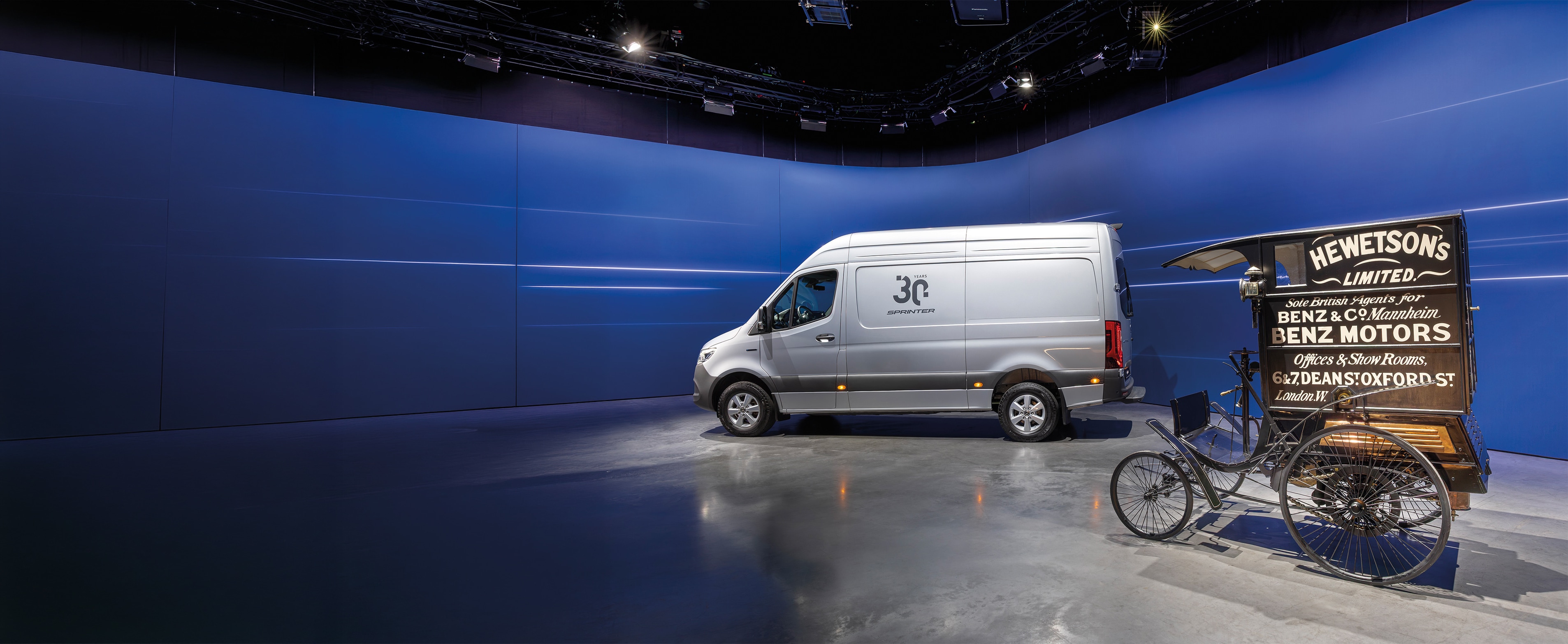História | Úžitkové vozidlá | Mercedes-Benz Úžitkové vozidlo Mercedes-Benz Sprinter a historické dodacie vozidlo Benz vystavené v modernej prezentačnej miestnosti