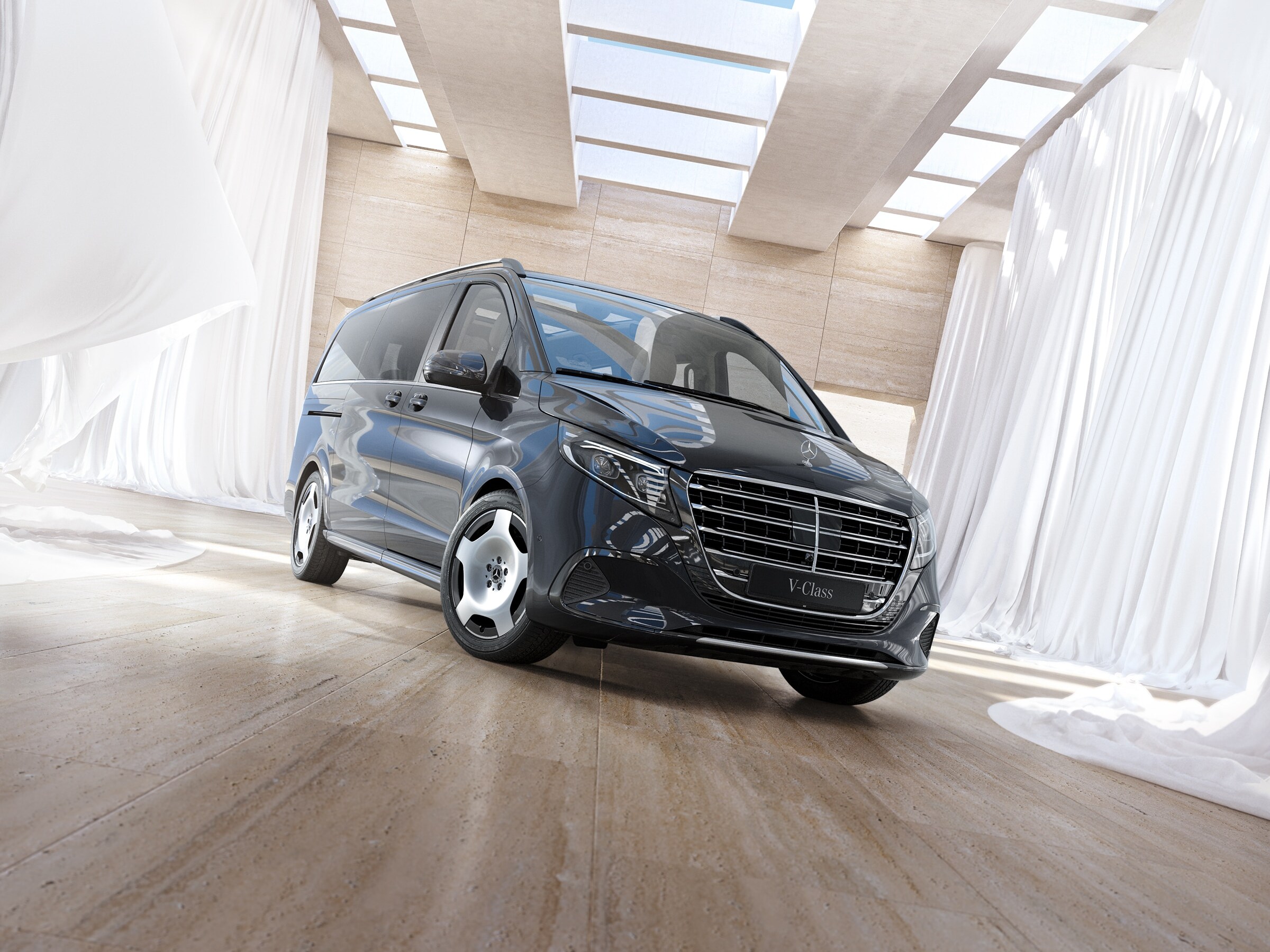 Transportér na prepravu osôb Mercedes-Benz Triedy&nbsp;V umiestnený v&nbsp;modernom svetlom interiéri so strešnými oknami