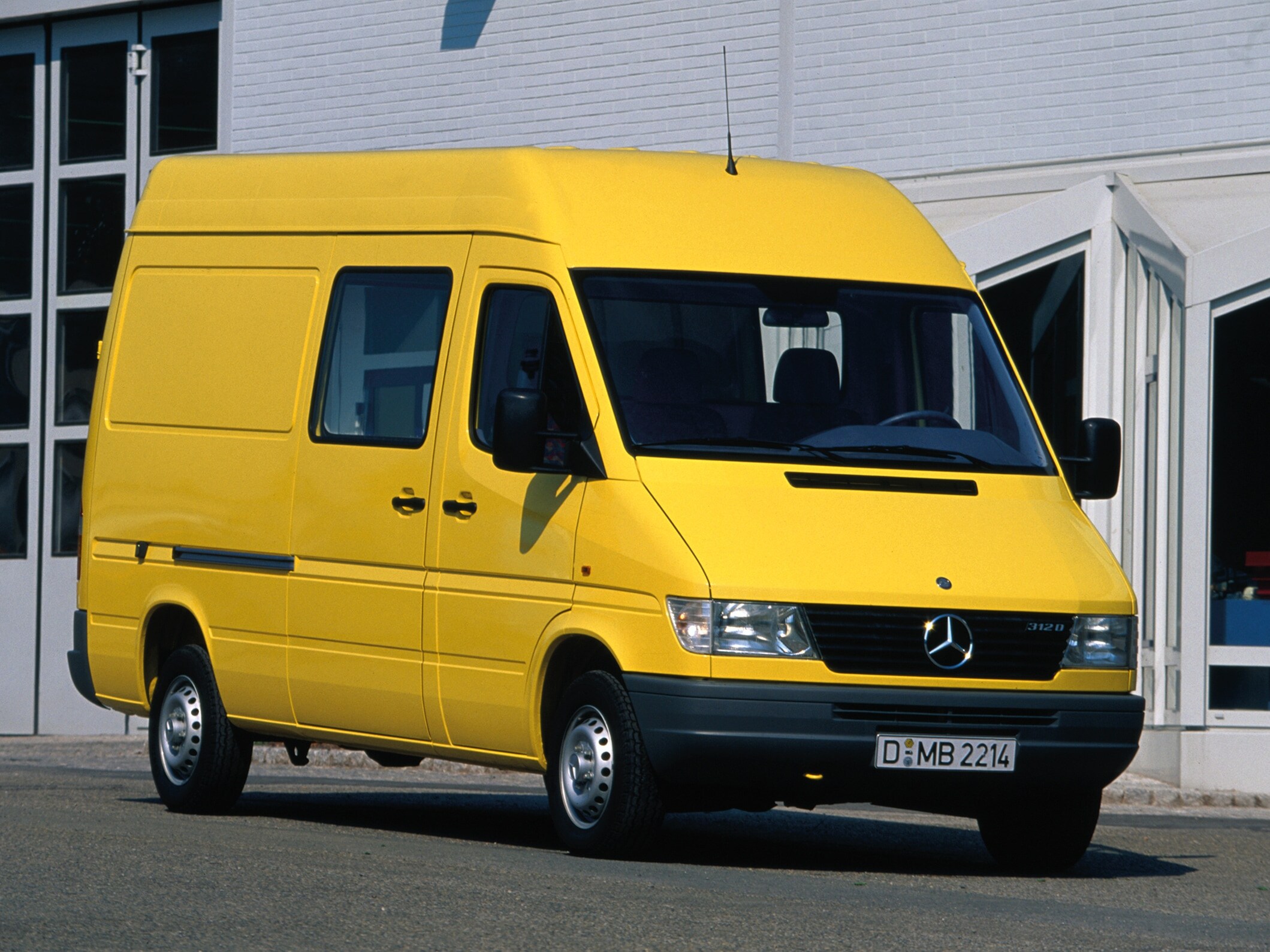 Sprinter prvej generácie zaparkovaný pred priemyselnou budovou