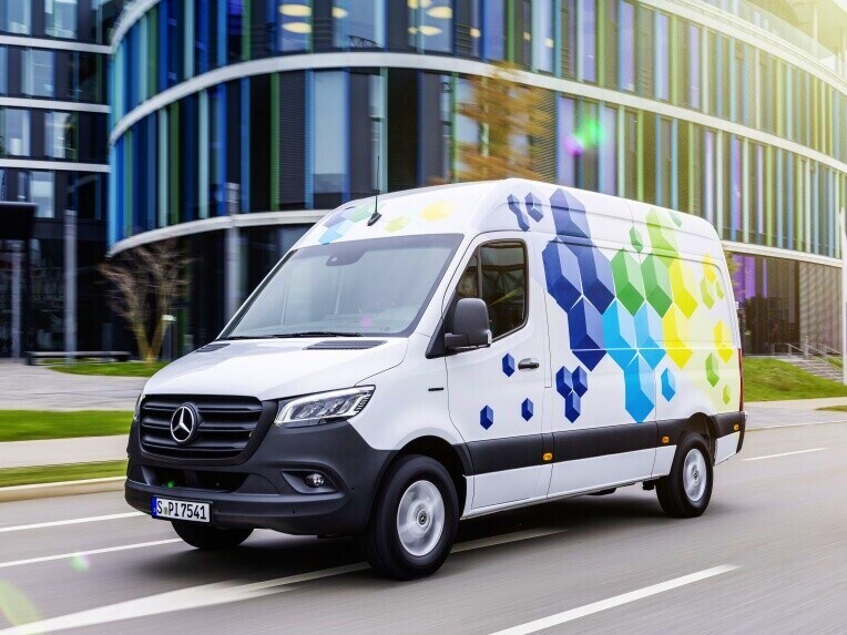 Skriňové vozidlo eSprinter, elektrický transportér od značky Mercedes-Benz, počas jazdy v mestskej zóne.