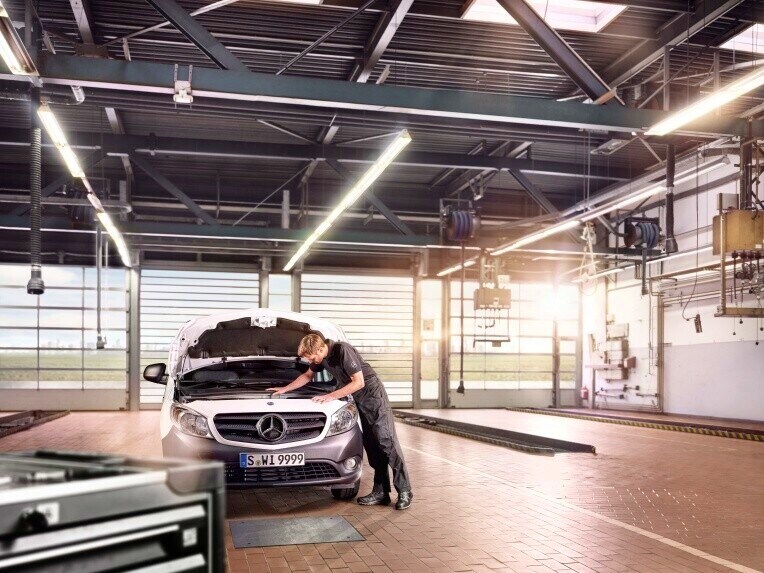 Na transportéri Mercedes-Benz sa v dielni v rámci siete servisov Mercedes-Benz vykonáva údržba.