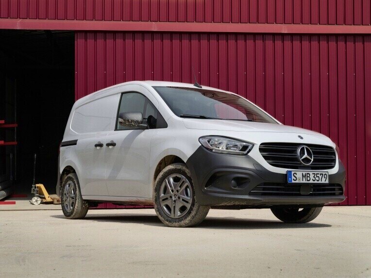 Skriňové vozidlo Citan od značky Mercedes-Benz, malý transportér s vysokým užitočným zaťažením, stojí v priemyselnom areáli.