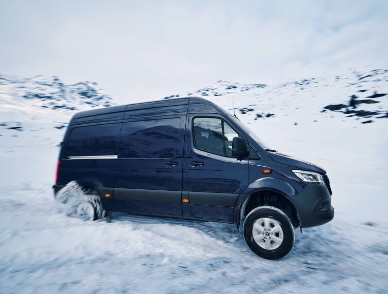 Sprinter Tourer počas jazdy na zasneženej ceste.
