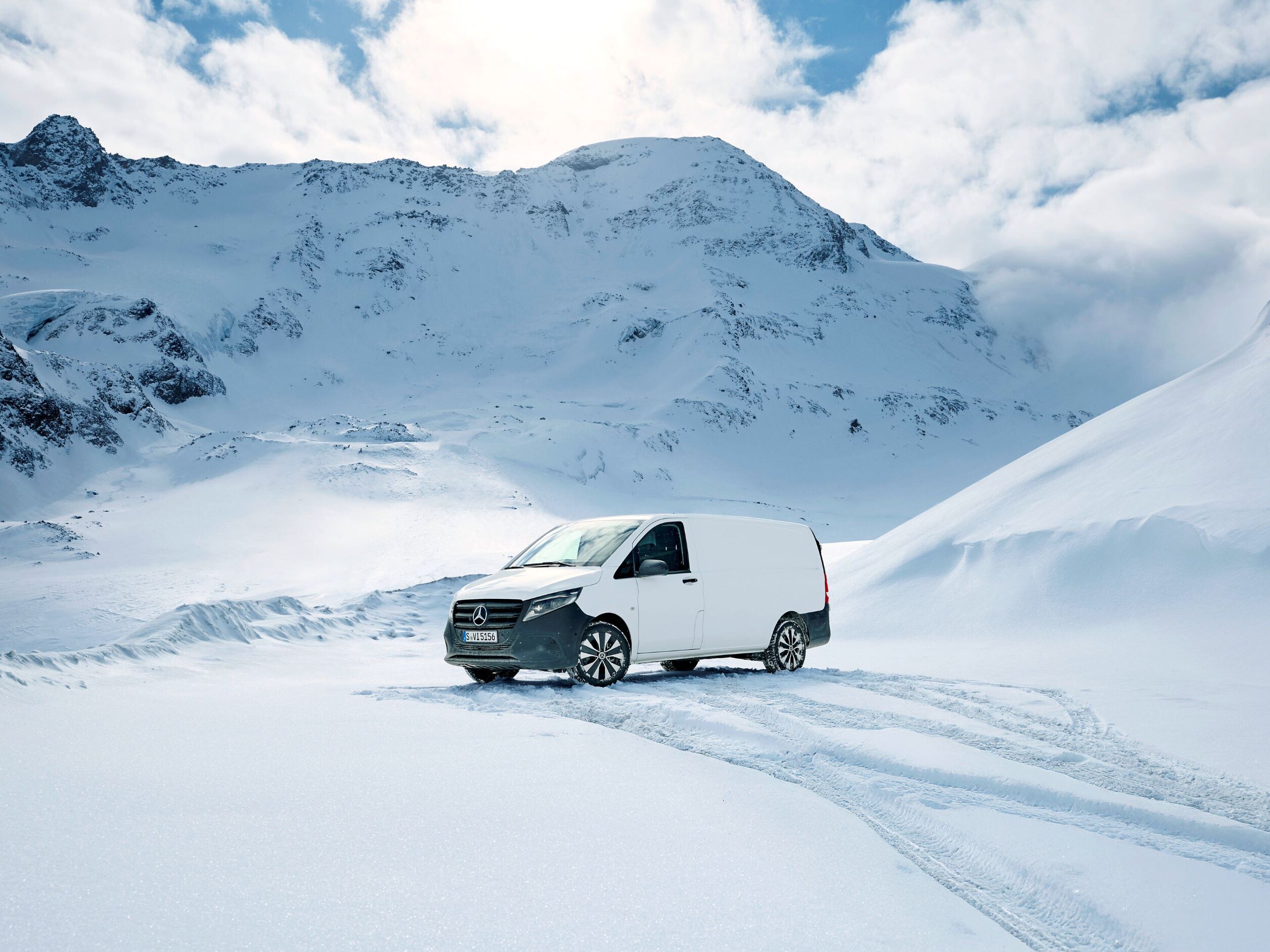 Zadná časť skriňového vozidla Vito s&nbsp;označením 4x4.