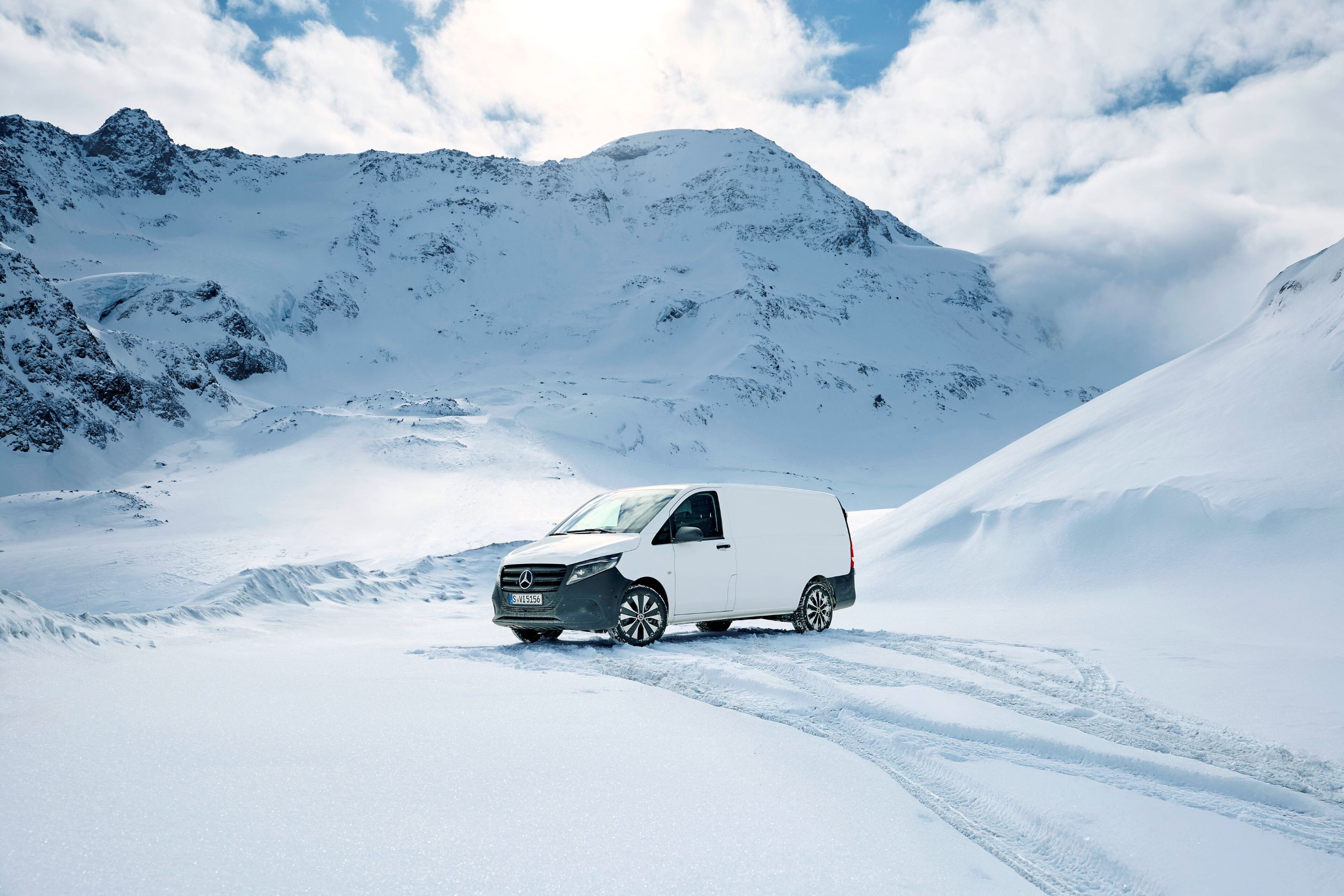 Označenie 4x4 | 4x4 | Mercedes-Benz Zadná časť skriňového vozidla Vito s označením 4x4.
