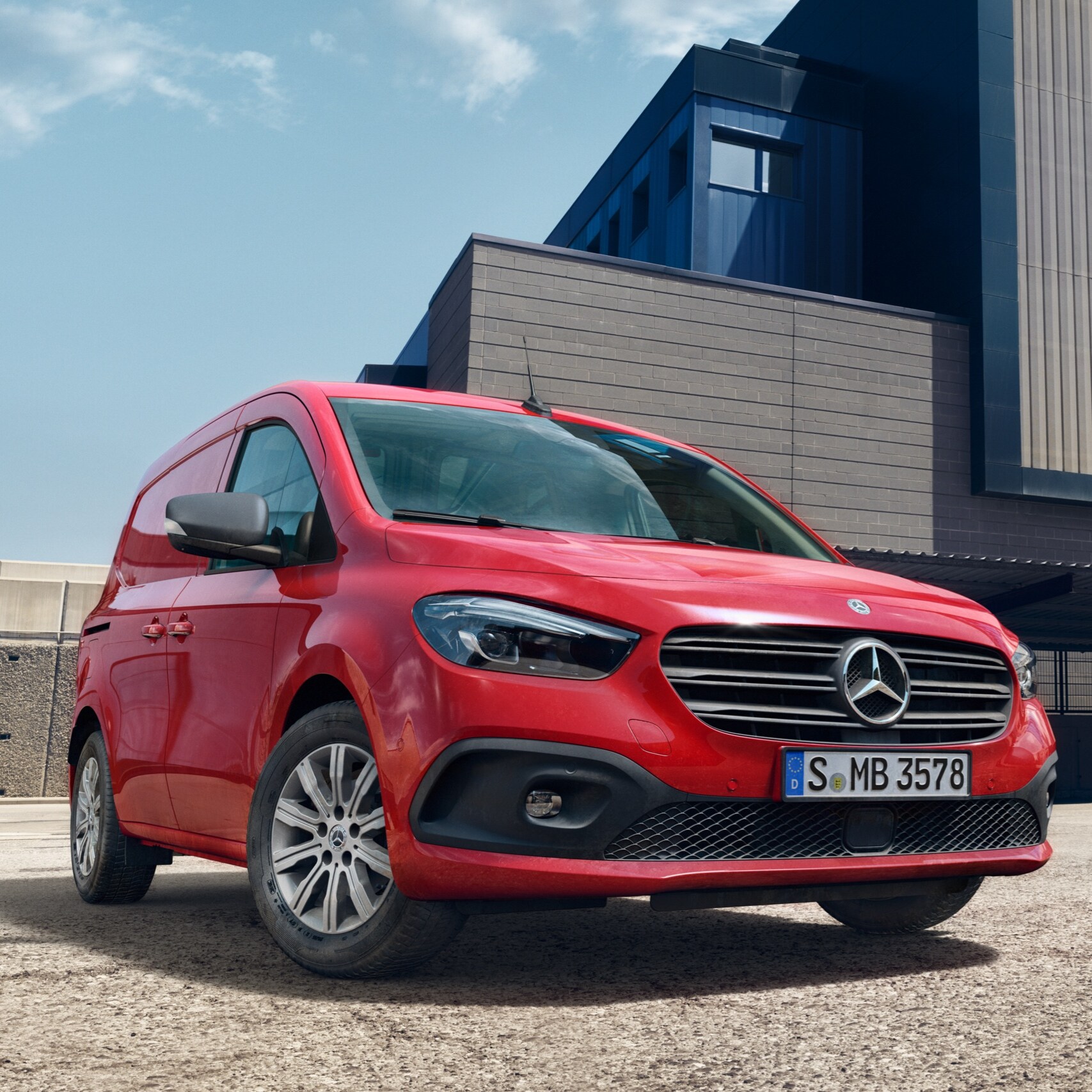 Mercedes-Benz eCitan ako Tourer a&nbsp;skriňové vozidlo stoja pred priemyselným areálom.