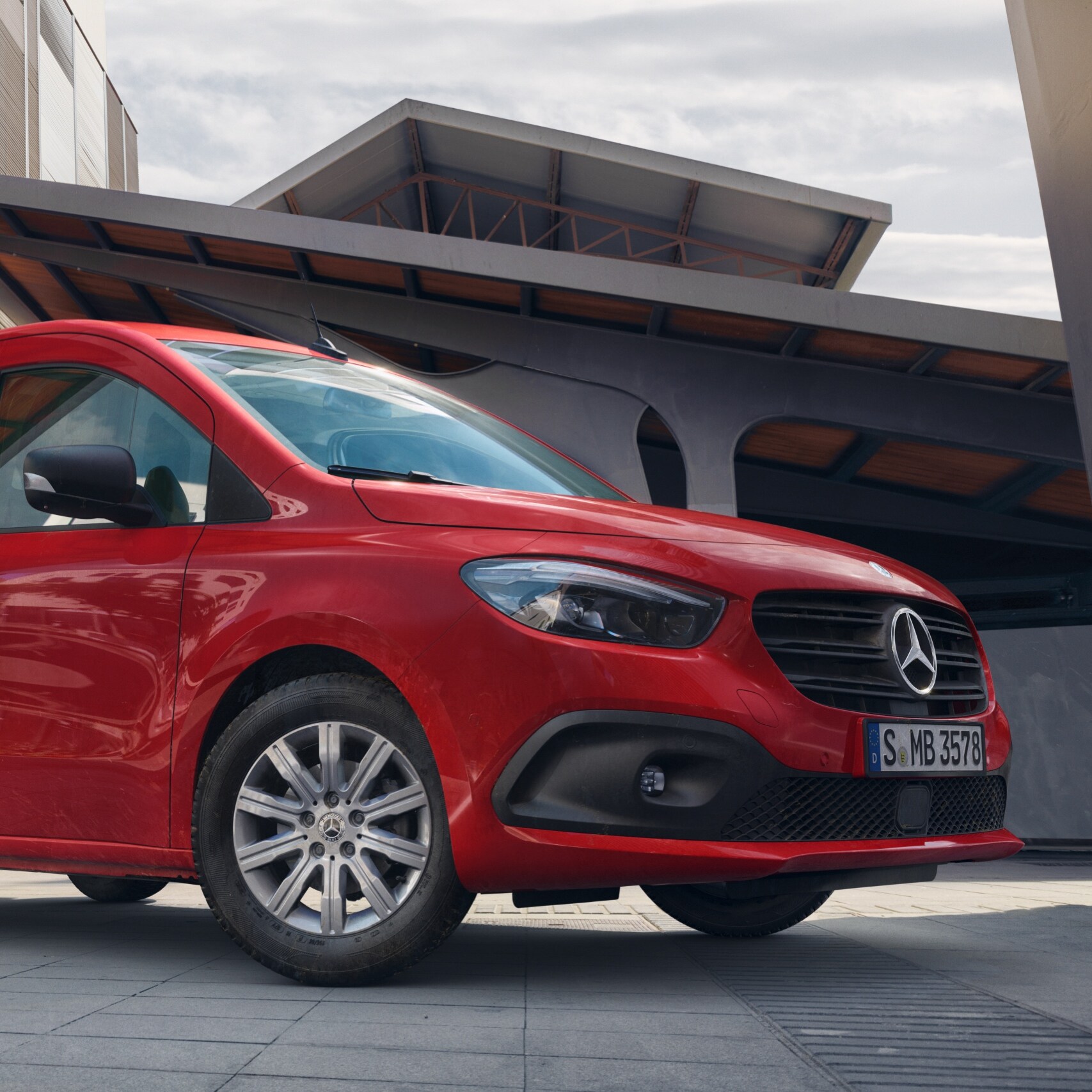 Skriňové vozidlo Citan, transportér od značky Mercedes-Benz, pred logistickým areálom.