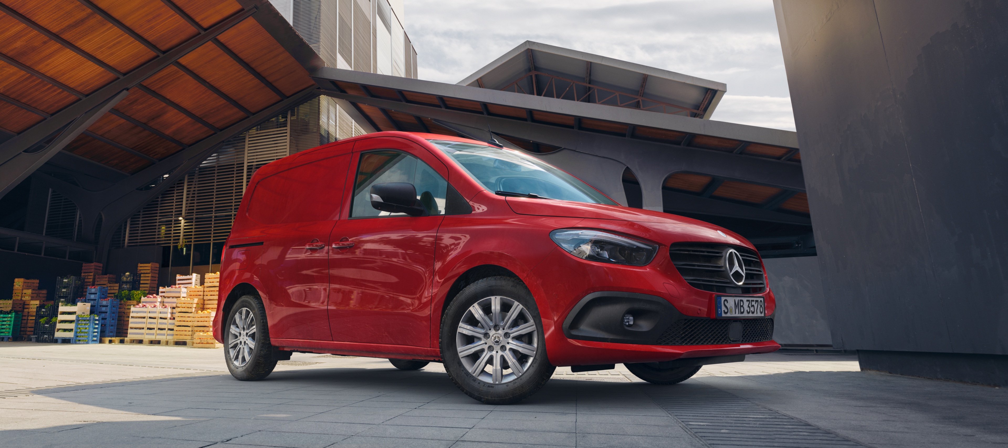 Skriňové vozidlo Citan | Transportéry Mercedes-Benz Skriňové vozidlo Citan, transportér od značky Mercedes-Benz, pred logistickým areálom.