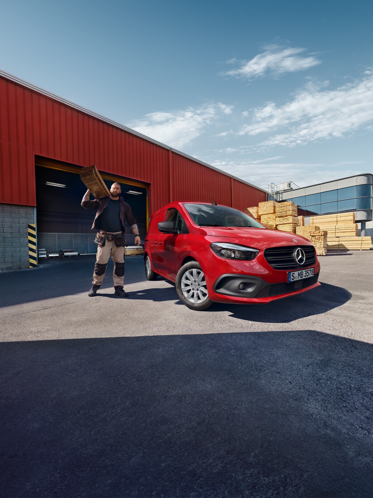 Skriňové vozidlo Mercedes-Benz eCitan stojí pred logistickým areálom.