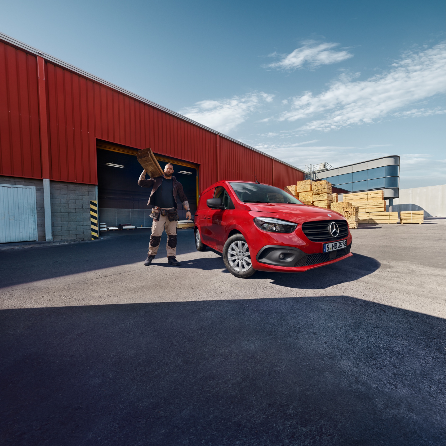 Citan – spoľahlivosť | Transportéry Mercedes-Benz Skriňové vozidlo Mercedes-Benz eCitan stojí pred logistickým areálom.