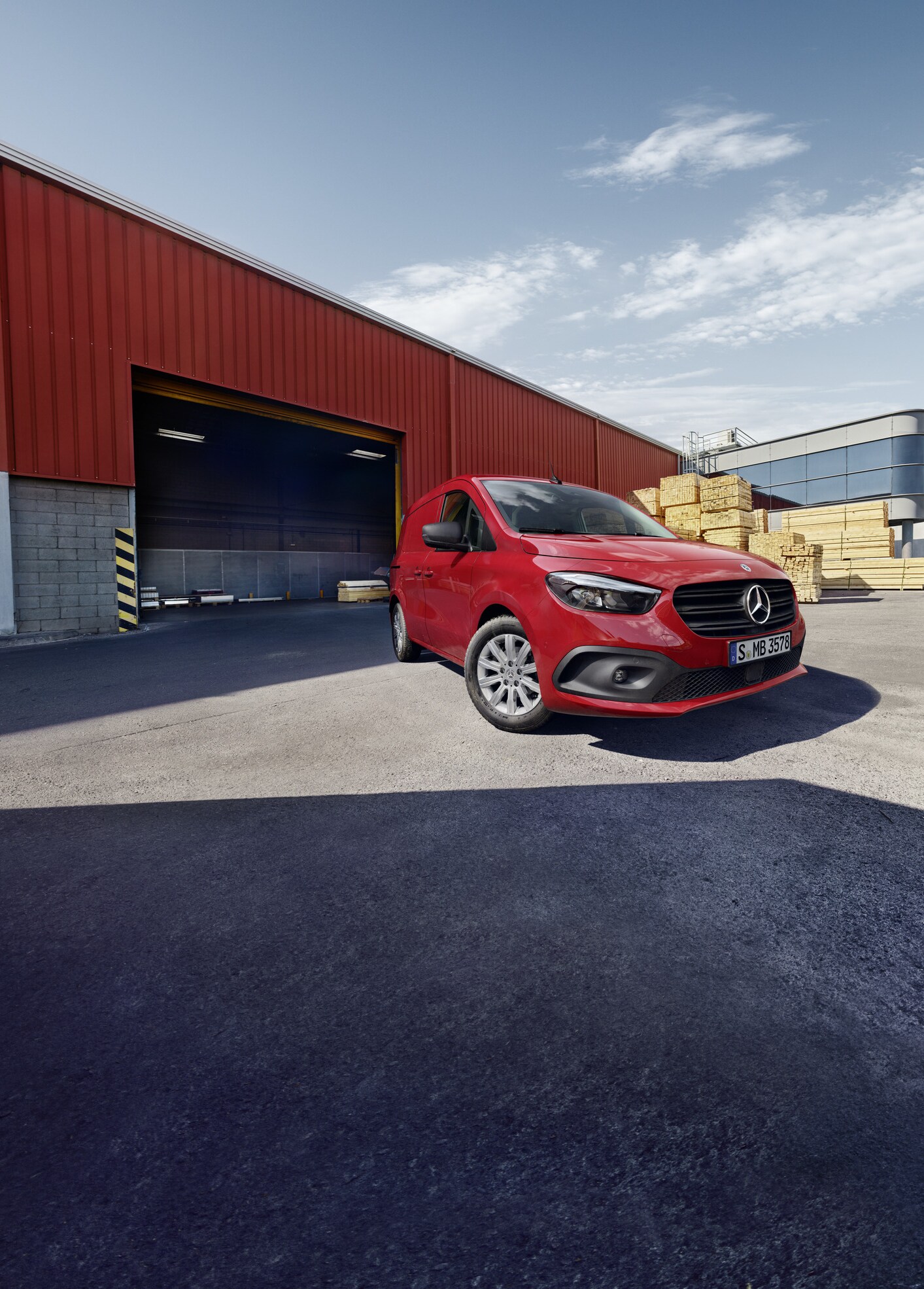 Skriňové vozidlo Mercedes-Benz eCitan stojí pred logistickým areálom.